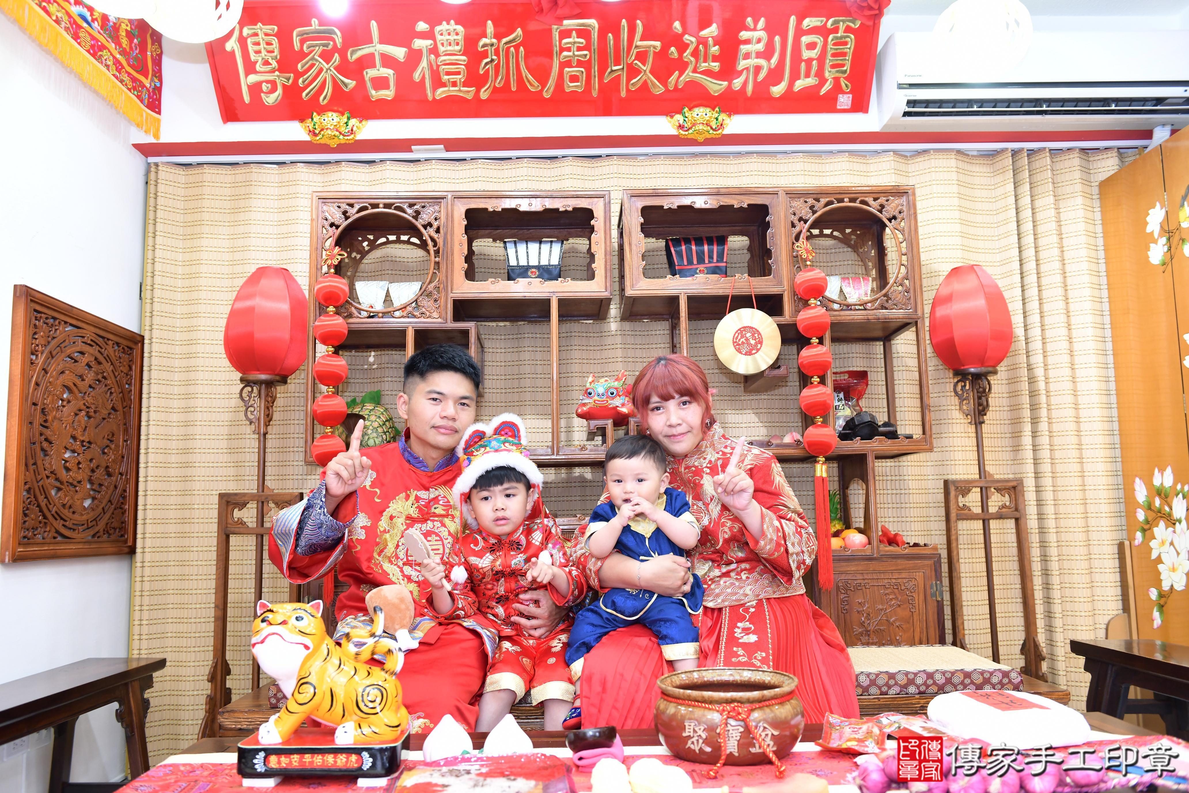 傳家手工印章台南店、抓周、度脺、美式風會場、傳家嬰兒古禮、吉祥話、抓周道具物品24種、拍照。抓周證書。寶寶抓周、滿周歲、生日快樂、祝福 傳家手工印章台南店、抓周、度脺、美式風會場、傳家嬰兒古禮、吉祥話、抓周道具物品24種、拍照。抓周證書。寶寶抓周、滿周歲、生日快樂、祝福