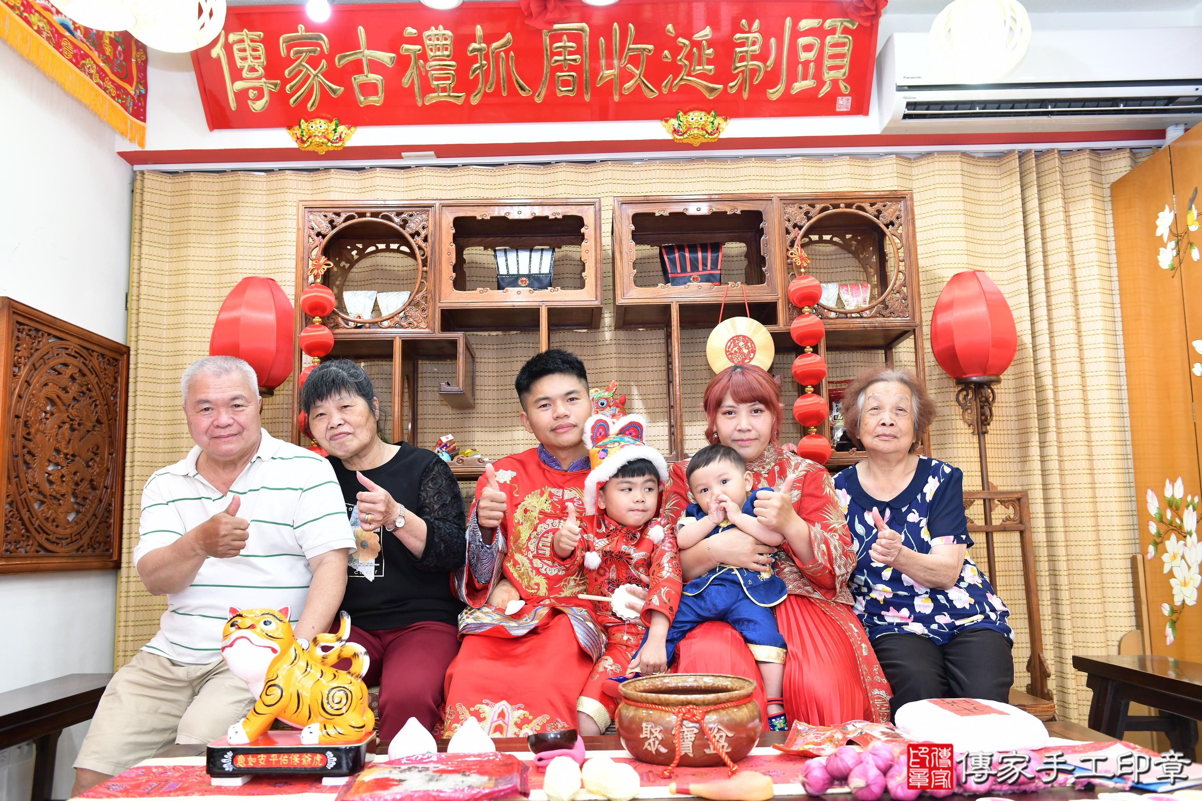 傳家手工印章台南店、抓周、度脺、美式風會場、傳家嬰兒古禮、吉祥話、抓周道具物品24種、拍照。抓周證書。寶寶抓周、滿周歲、生日快樂、祝福 傳家手工印章台南店、抓周、度脺、美式風會場、傳家嬰兒古禮、吉祥話、抓周道具物品24種、拍照。抓周證書。寶寶抓周、滿周歲、生日快樂、祝福