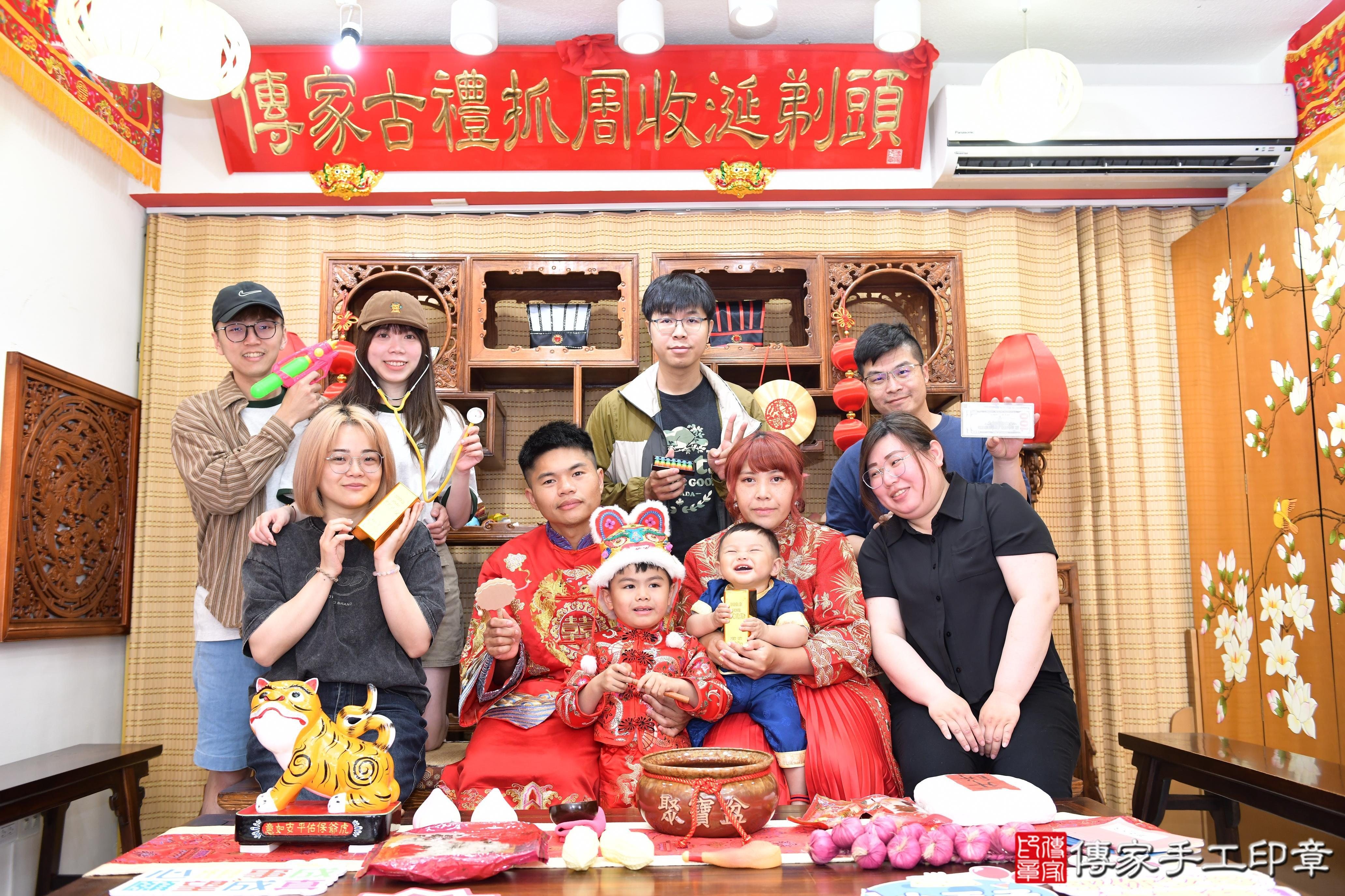 傳家手工印章台南店、抓周、度脺、美式風會場、傳家嬰兒古禮、吉祥話、抓周道具物品24種、拍照。抓周證書。寶寶抓周、滿周歲、生日快樂、祝福 傳家手工印章台南店、抓周、度脺、美式風會場、傳家嬰兒古禮、吉祥話、抓周道具物品24種、拍照。抓周證書。寶寶抓周、滿周歲、生日快樂、祝福