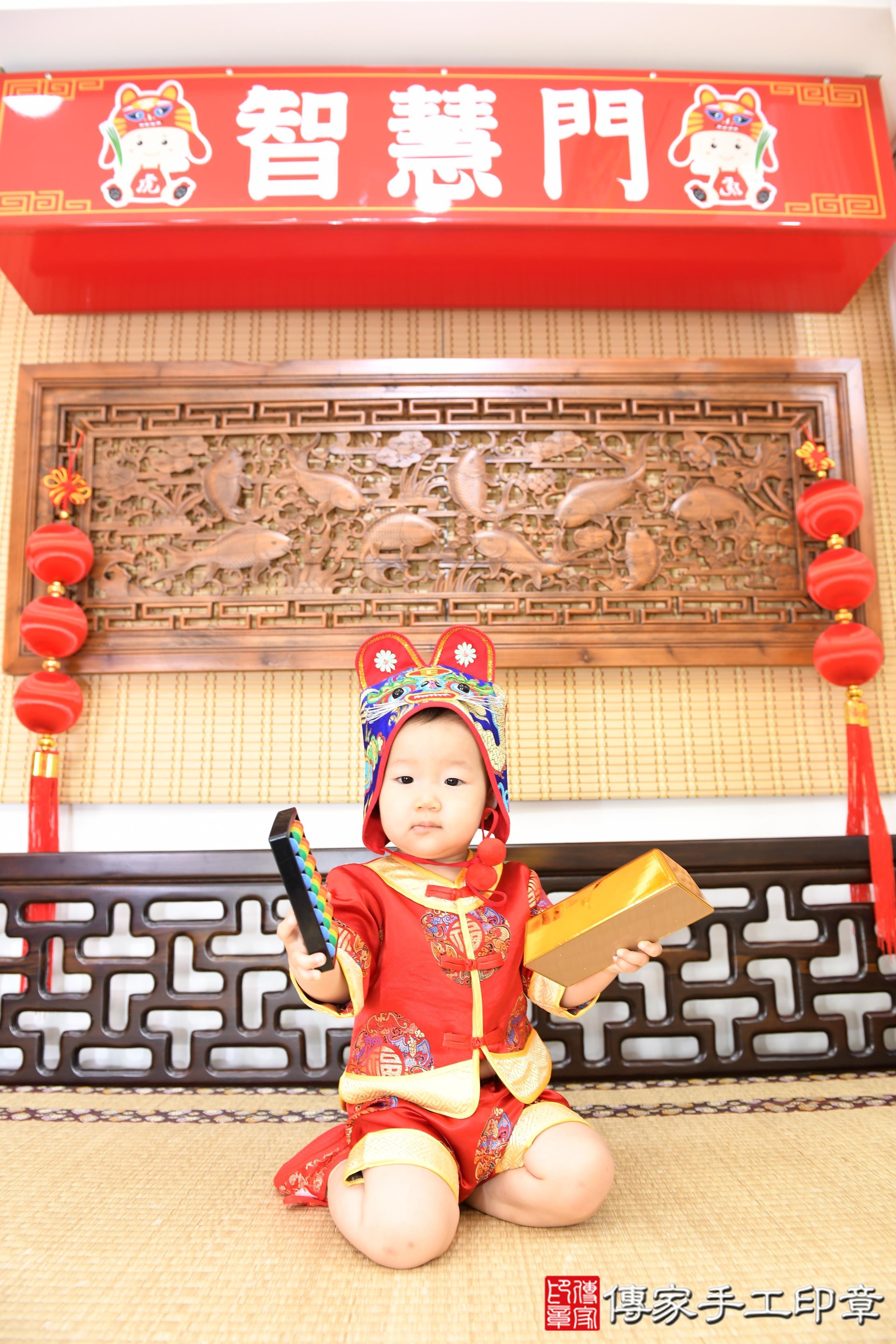 傳家手工印章台南店、抓周、度脺、美式風會場、傳家嬰兒古禮、吉祥話、抓周道具物品24種、拍照。抓周證書。寶寶抓周、滿周歲、生日快樂、祝福 傳家手工印章台南店、抓周、度脺、美式風會場、傳家嬰兒古禮、吉祥話、抓周道具物品24種、拍照。抓周證書。寶寶抓周、滿周歲、生日快樂、祝福