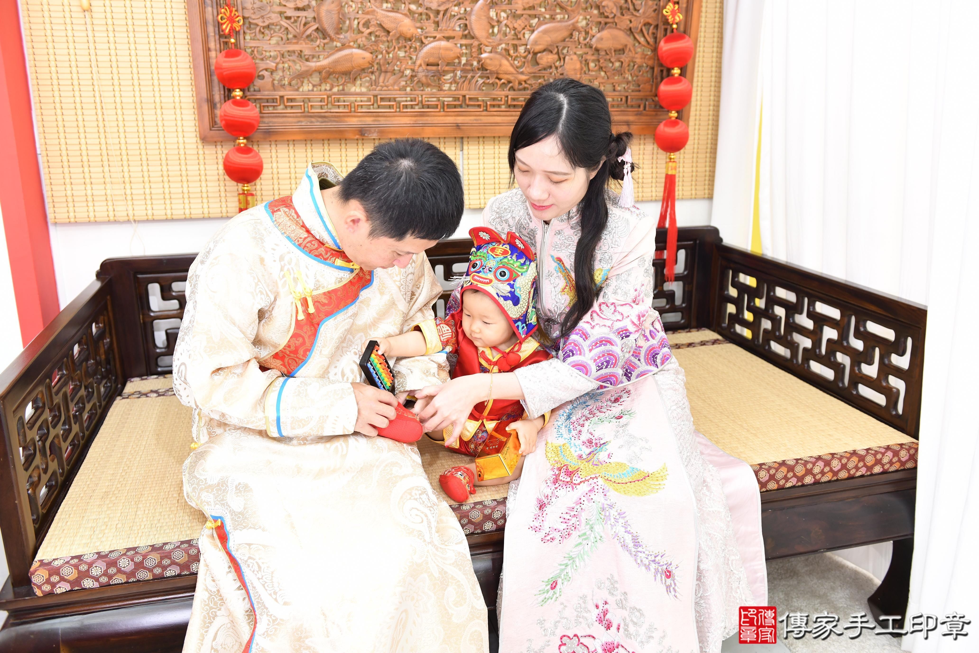傳家手工印章台南店、抓周、度脺、美式風會場、傳家嬰兒古禮、吉祥話、抓周道具物品24種、拍照。抓周證書。寶寶抓周、滿周歲、生日快樂、祝福 傳家手工印章台南店、抓周、度脺、美式風會場、傳家嬰兒古禮、吉祥話、抓周道具物品24種、拍照。抓周證書。寶寶抓周、滿周歲、生日快樂、祝福