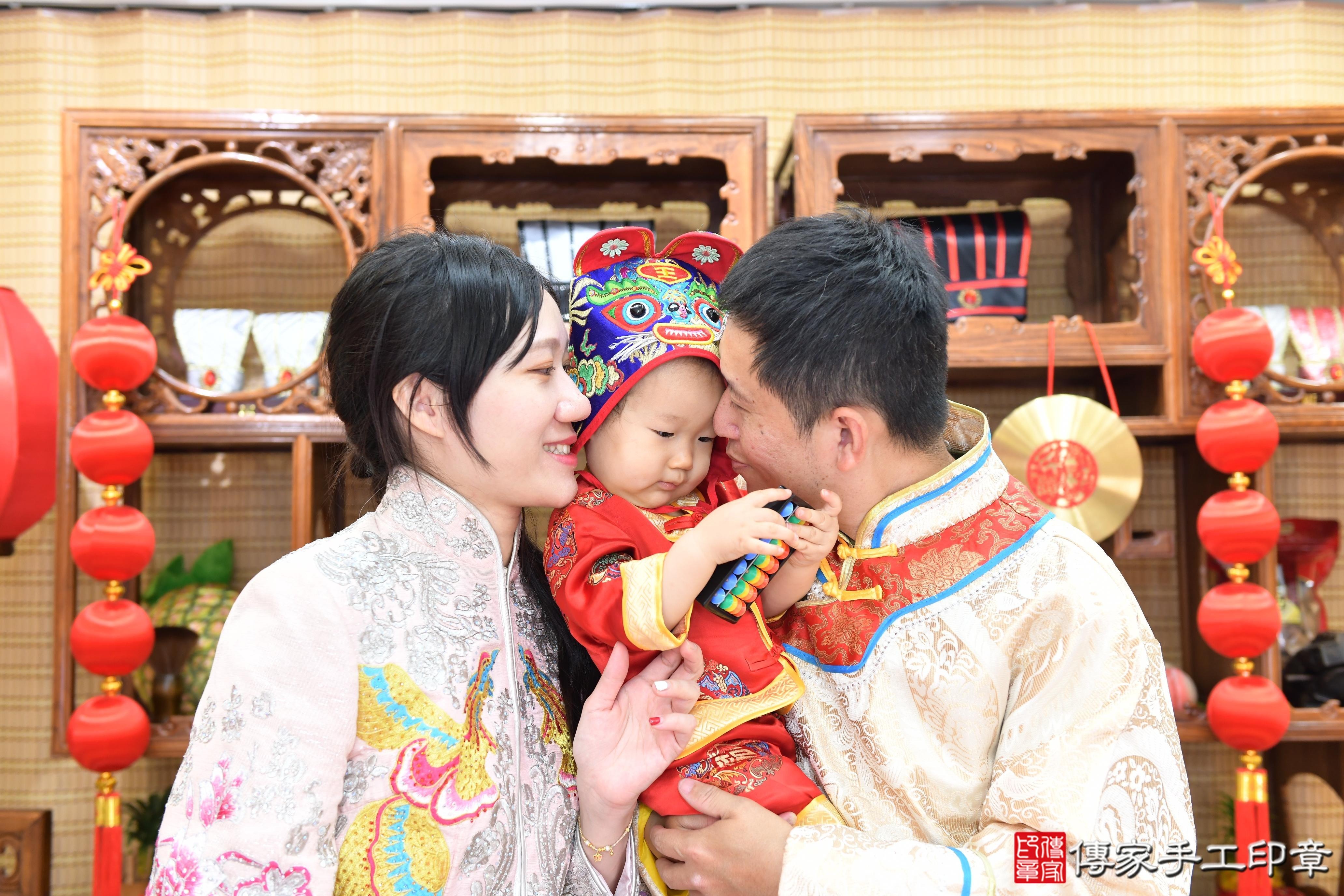 傳家手工印章台南店、抓周、度脺、美式風會場、傳家嬰兒古禮、吉祥話、抓周道具物品24種、拍照。抓周證書。寶寶抓周、滿周歲、生日快樂、祝福 傳家手工印章台南店、抓周、度脺、美式風會場、傳家嬰兒古禮、吉祥話、抓周道具物品24種、拍照。抓周證書。寶寶抓周、滿周歲、生日快樂、祝福