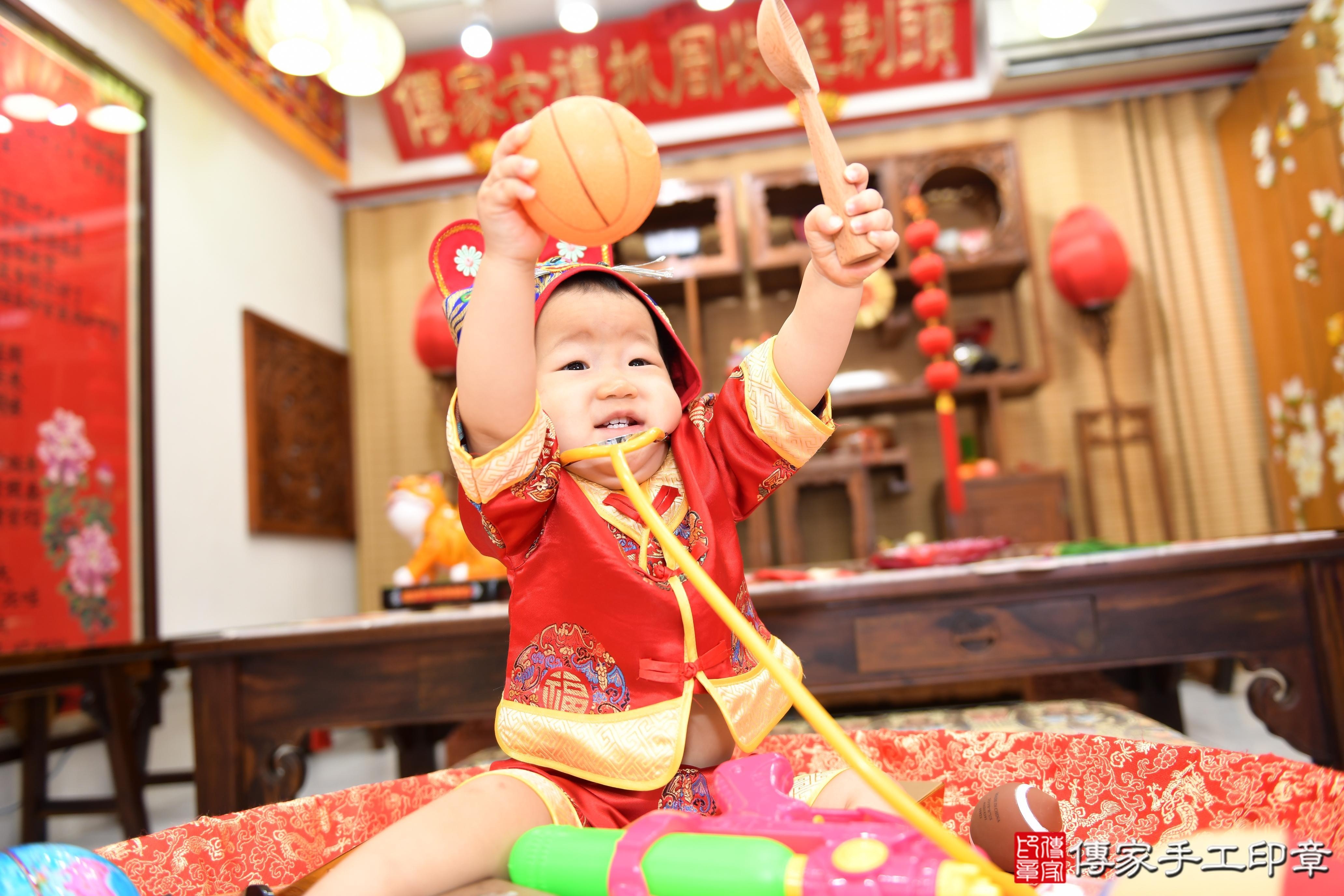 傳家手工印章台南店、抓周、度脺、美式風會場、傳家嬰兒古禮、吉祥話、抓周道具物品24種、拍照。抓周證書。寶寶抓周、滿周歲、生日快樂、祝福 傳家手工印章台南店、抓周、度脺、美式風會場、傳家嬰兒古禮、吉祥話、抓周道具物品24種、拍照。抓周證書。寶寶抓周、滿周歲、生日快樂、祝福