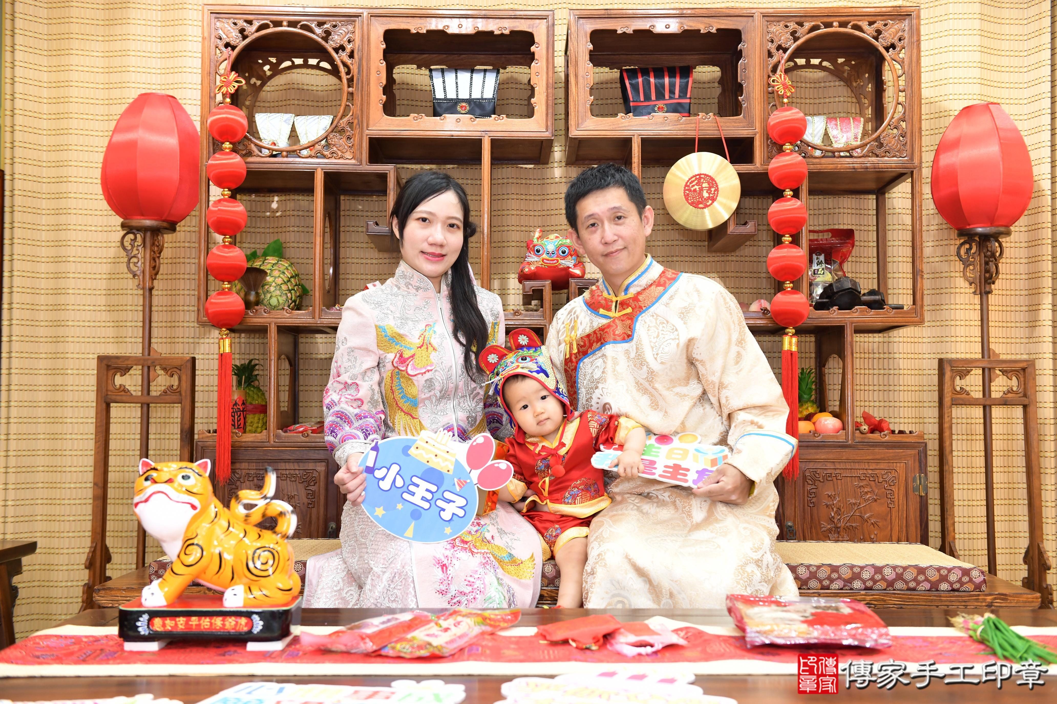 傳家手工印章台南店、抓周、度脺、美式風會場、傳家嬰兒古禮、吉祥話、抓周道具物品24種、拍照。抓周證書。寶寶抓周、滿周歲、生日快樂、祝福 傳家手工印章台南店、抓周、度脺、美式風會場、傳家嬰兒古禮、吉祥話、抓周道具物品24種、拍照。抓周證書。寶寶抓周、滿周歲、生日快樂、祝福