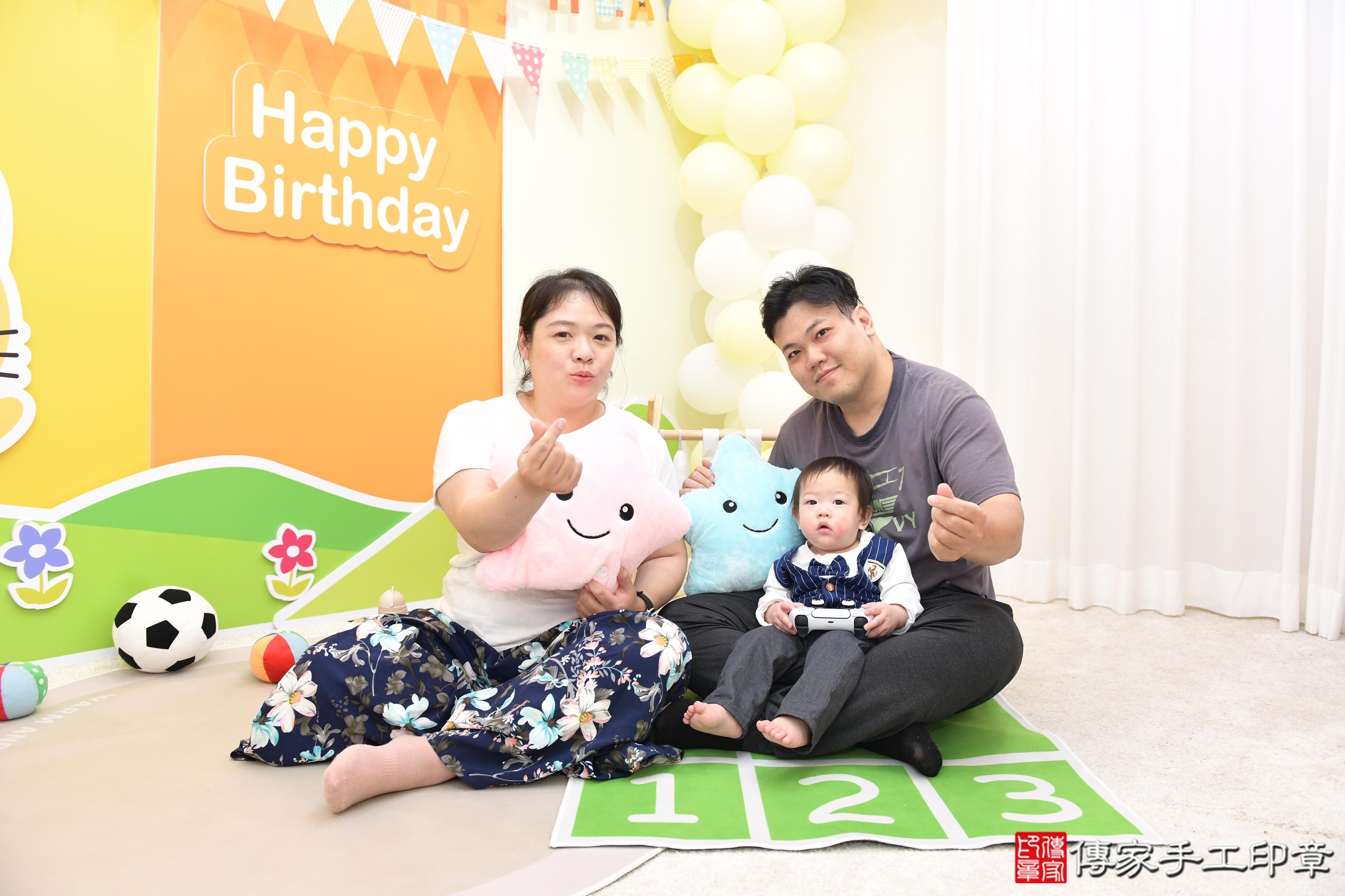 傳家手工印章台南店、抓周、度脺、美式風會場、傳家嬰兒古禮、吉祥話、抓周道具物品24種、拍照。抓周證書。寶寶抓周、滿周歲、生日快樂、祝福 傳家手工印章台南店、抓周、度脺、美式風會場、傳家嬰兒古禮、吉祥話、抓周道具物品24種、拍照。抓周證書。寶寶抓周、滿周歲、生日快樂、祝福