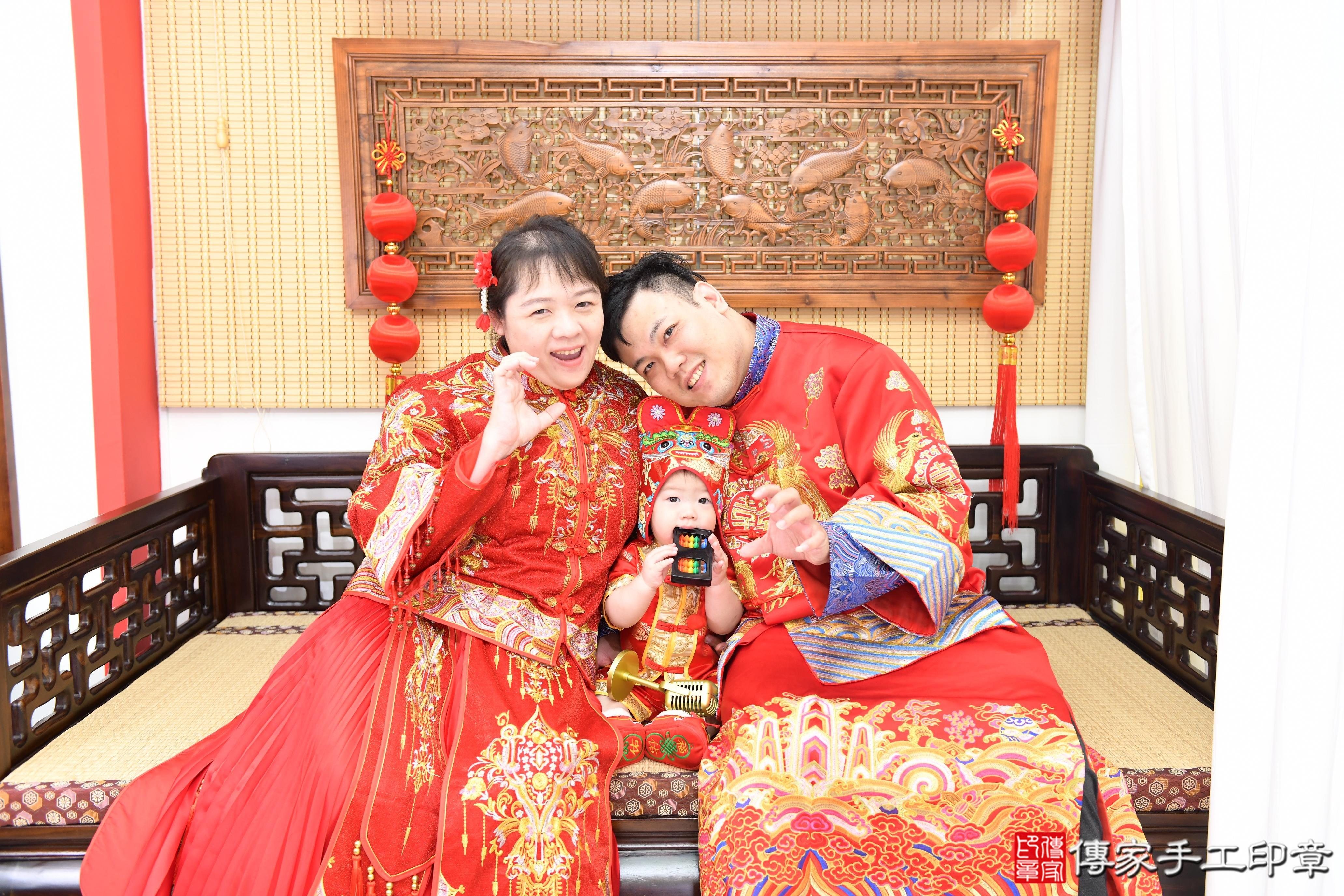 傳家手工印章台南店、抓周、度脺、美式風會場、傳家嬰兒古禮、吉祥話、抓周道具物品24種、拍照。抓周證書。寶寶抓周、滿周歲、生日快樂、祝福 傳家手工印章台南店、抓周、度脺、美式風會場、傳家嬰兒古禮、吉祥話、抓周道具物品24種、拍照。抓周證書。寶寶抓周、滿周歲、生日快樂、祝福