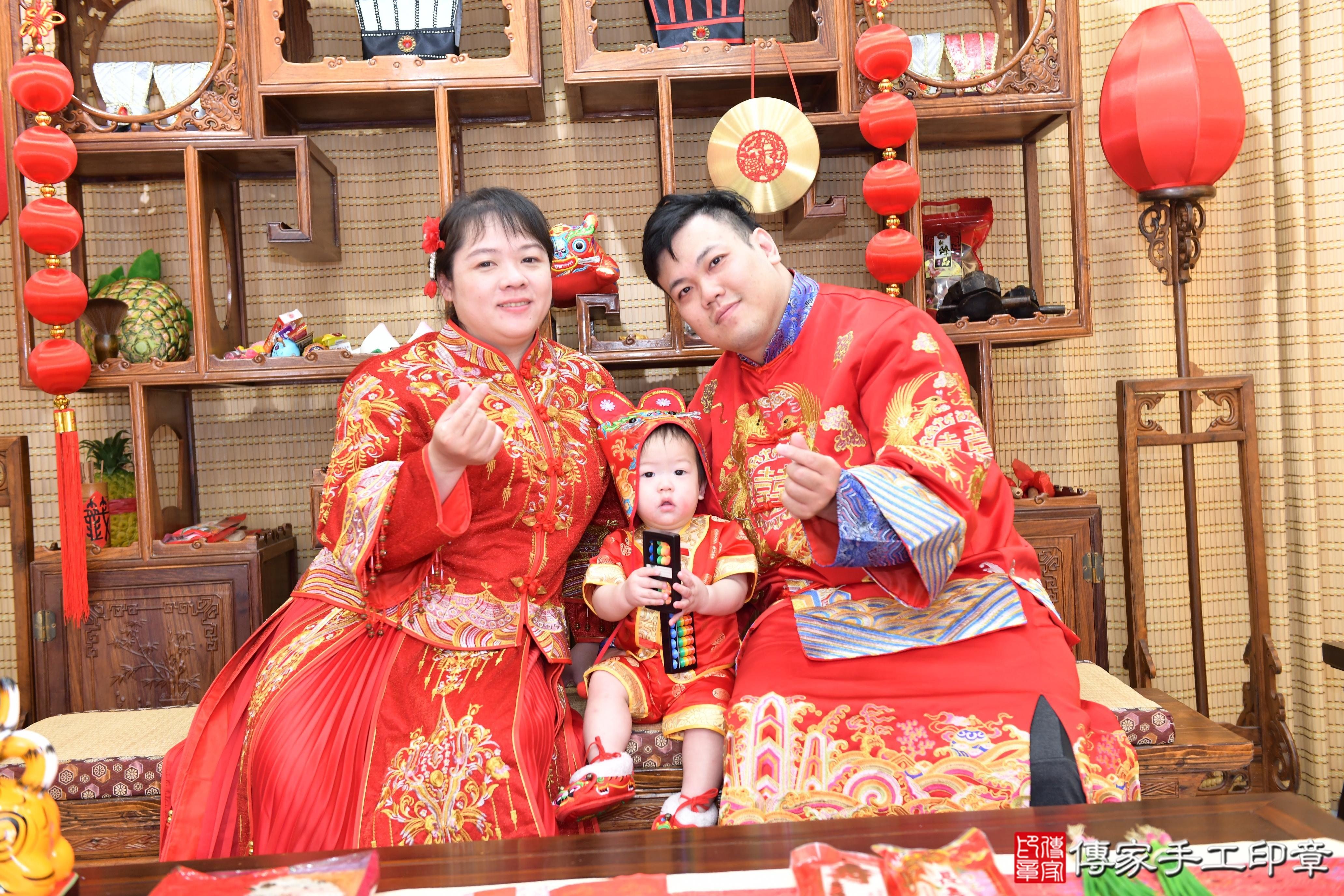 傳家手工印章台南店、抓周、度脺、美式風會場、傳家嬰兒古禮、吉祥話、抓周道具物品24種、拍照。抓周證書。寶寶抓周、滿周歲、生日快樂、祝福 傳家手工印章台南店、抓周、度脺、美式風會場、傳家嬰兒古禮、吉祥話、抓周道具物品24種、拍照。抓周證書。寶寶抓周、滿周歲、生日快樂、祝福