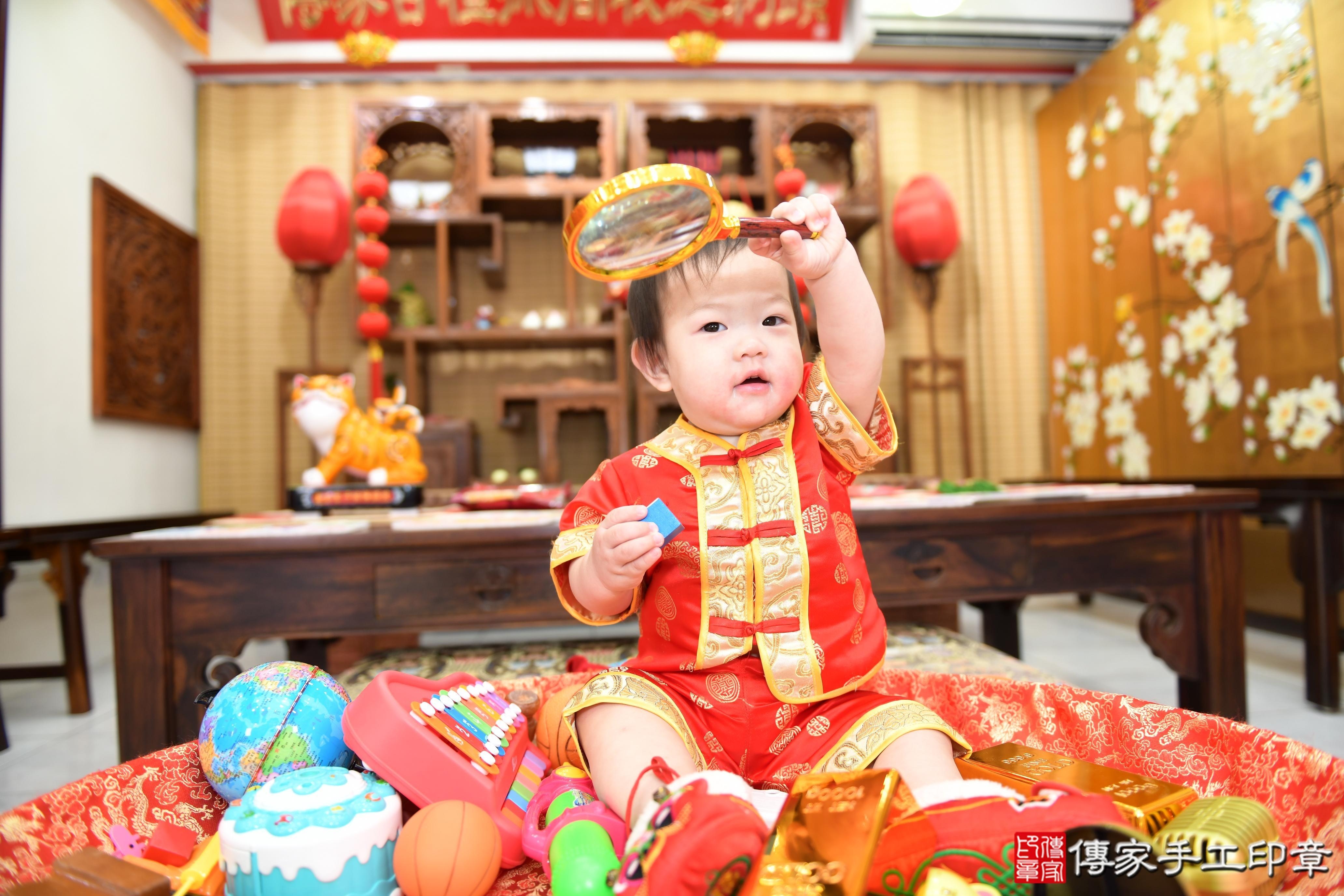 傳家手工印章台南店、抓周、度脺、美式風會場、傳家嬰兒古禮、吉祥話、抓周道具物品24種、拍照。抓周證書。寶寶抓周、滿周歲、生日快樂、祝福 傳家手工印章台南店、抓周、度脺、美式風會場、傳家嬰兒古禮、吉祥話、抓周道具物品24種、拍照。抓周證書。寶寶抓周、滿周歲、生日快樂、祝福