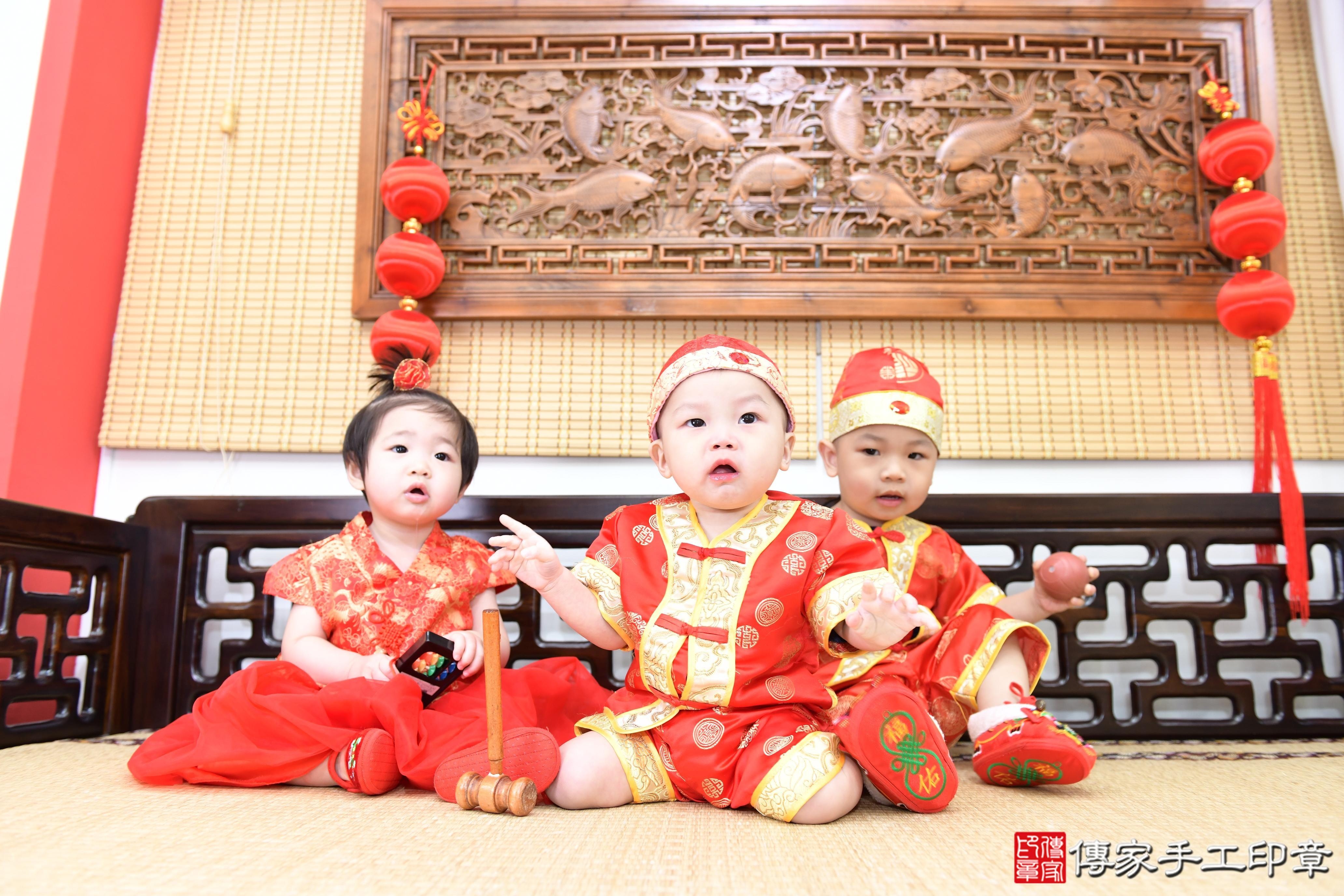 傳家手工印章台南店、抓周、度脺、美式風會場、傳家嬰兒古禮、吉祥話、抓周道具物品24種、拍照。抓周證書。寶寶抓周、滿周歲、生日快樂、祝福
