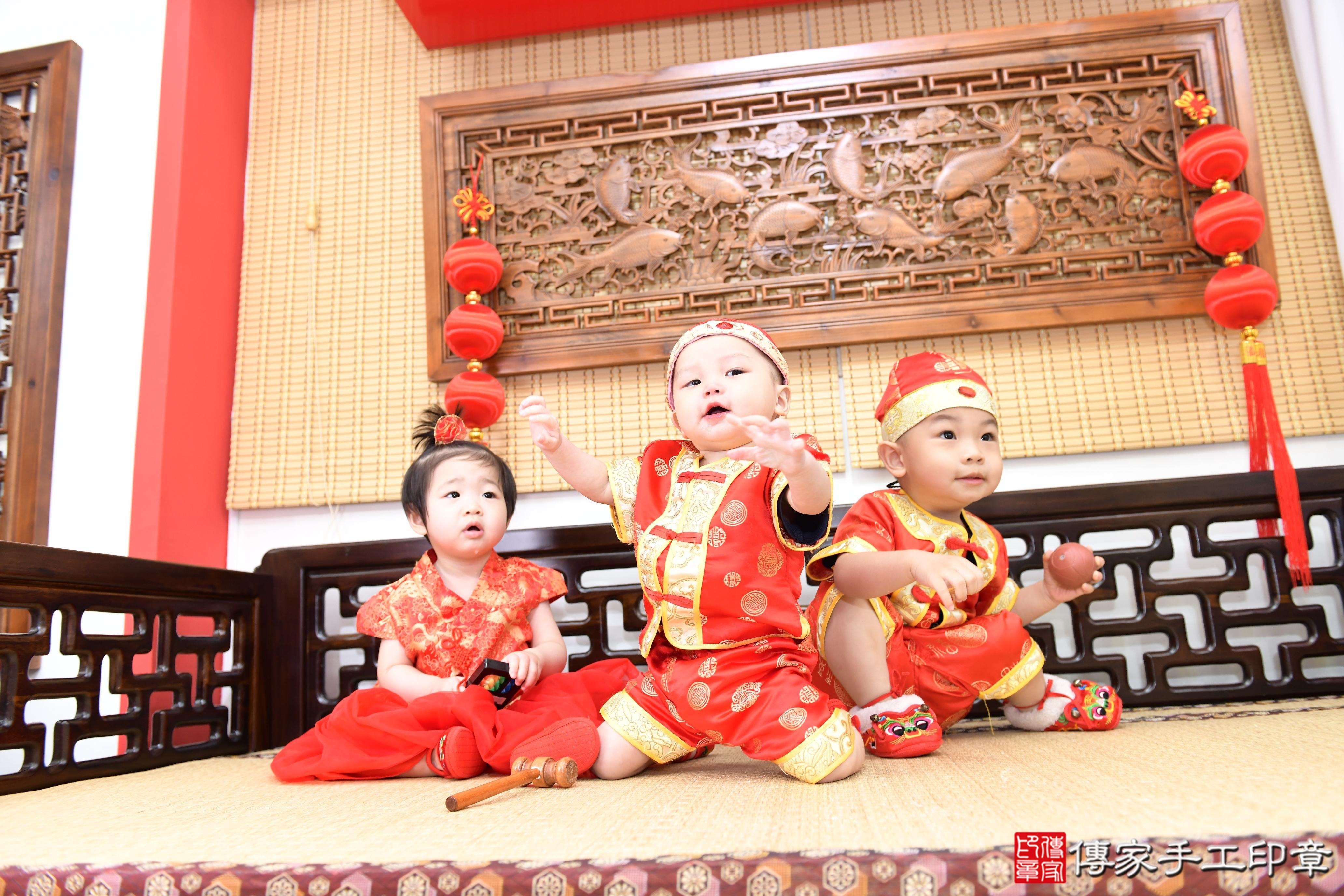 傳家手工印章台南店、抓周、度脺、美式風會場、傳家嬰兒古禮、吉祥話、抓周道具物品24種、拍照。抓周證書。寶寶抓周、滿周歲、生日快樂、祝福
