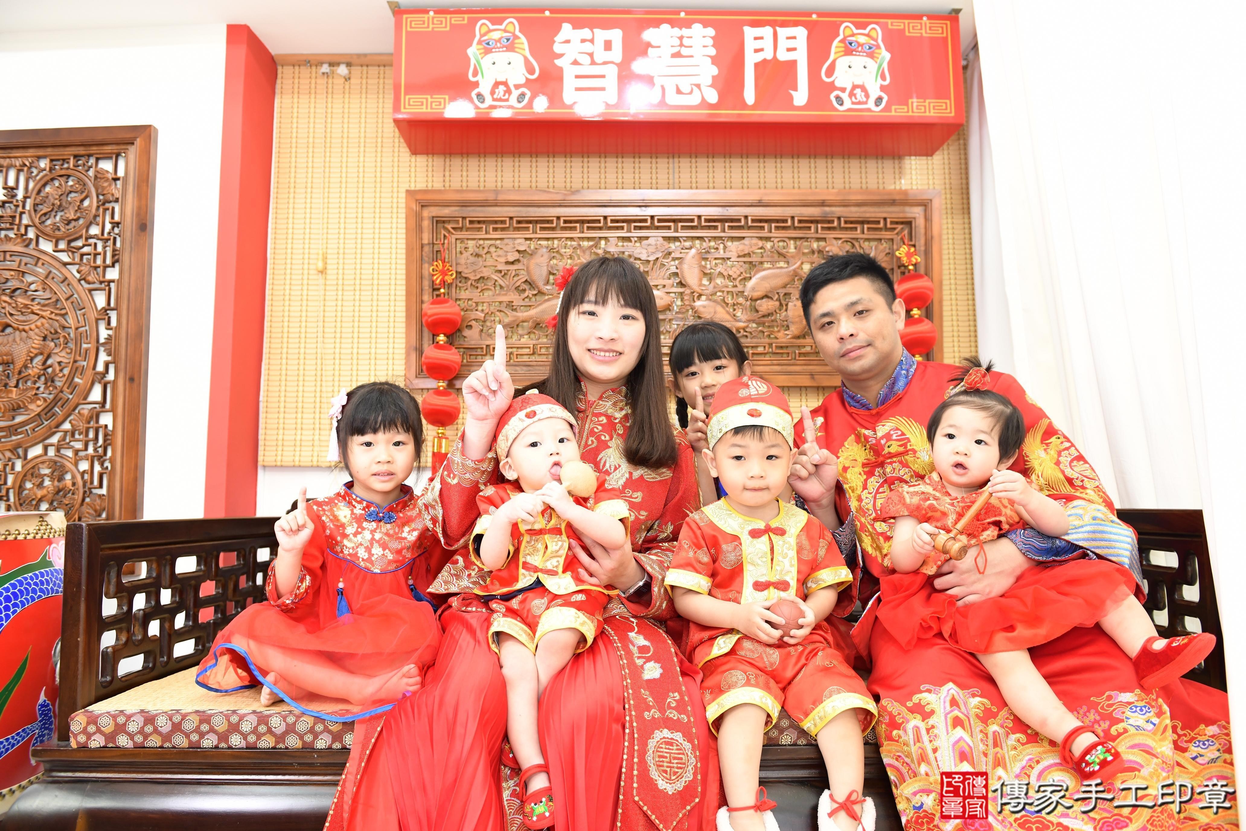 傳家手工印章台南店、抓周、度脺、美式風會場、傳家嬰兒古禮、吉祥話、抓周道具物品24種、拍照。抓周證書。寶寶抓周、滿周歲、生日快樂、祝福