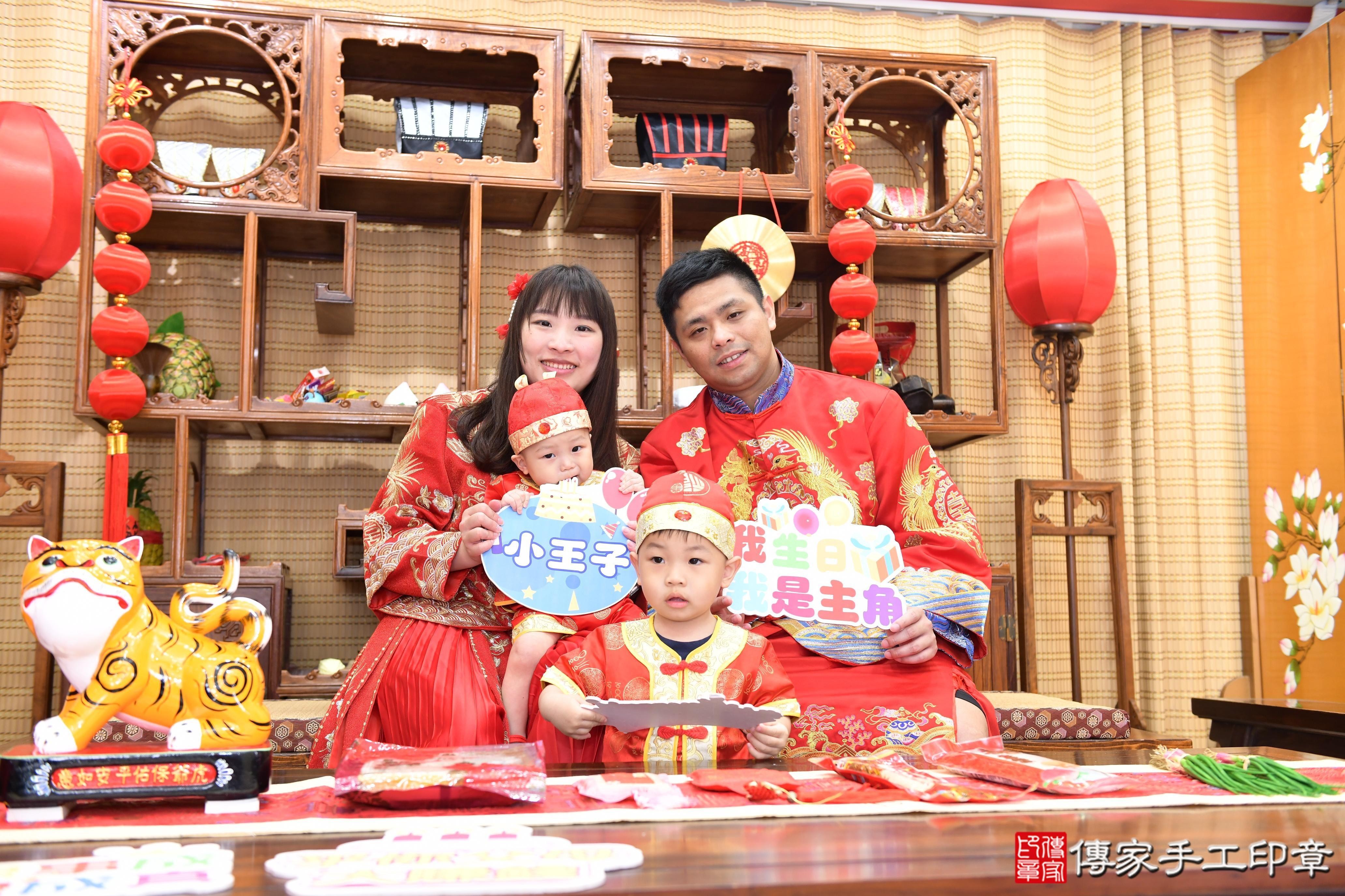 傳家手工印章台南店、抓周、度脺、美式風會場、傳家嬰兒古禮、吉祥話、抓周道具物品24種、拍照。抓周證書。寶寶抓周、滿周歲、生日快樂、祝福