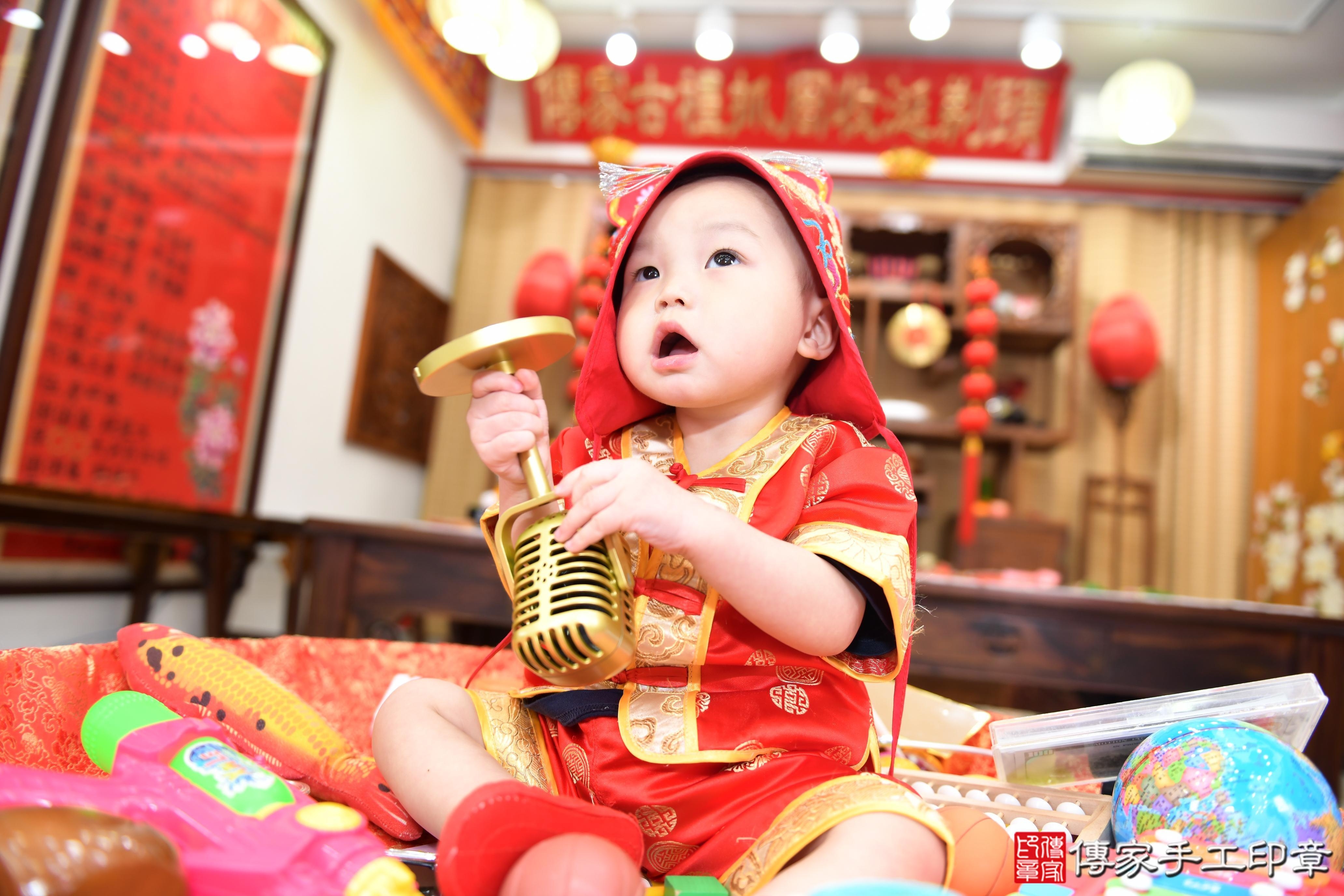 傳家手工印章台南店、抓周、度脺、美式風會場、傳家嬰兒古禮、吉祥話、抓周道具物品24種、拍照。抓周證書。寶寶抓周、滿周歲、生日快樂、祝福
