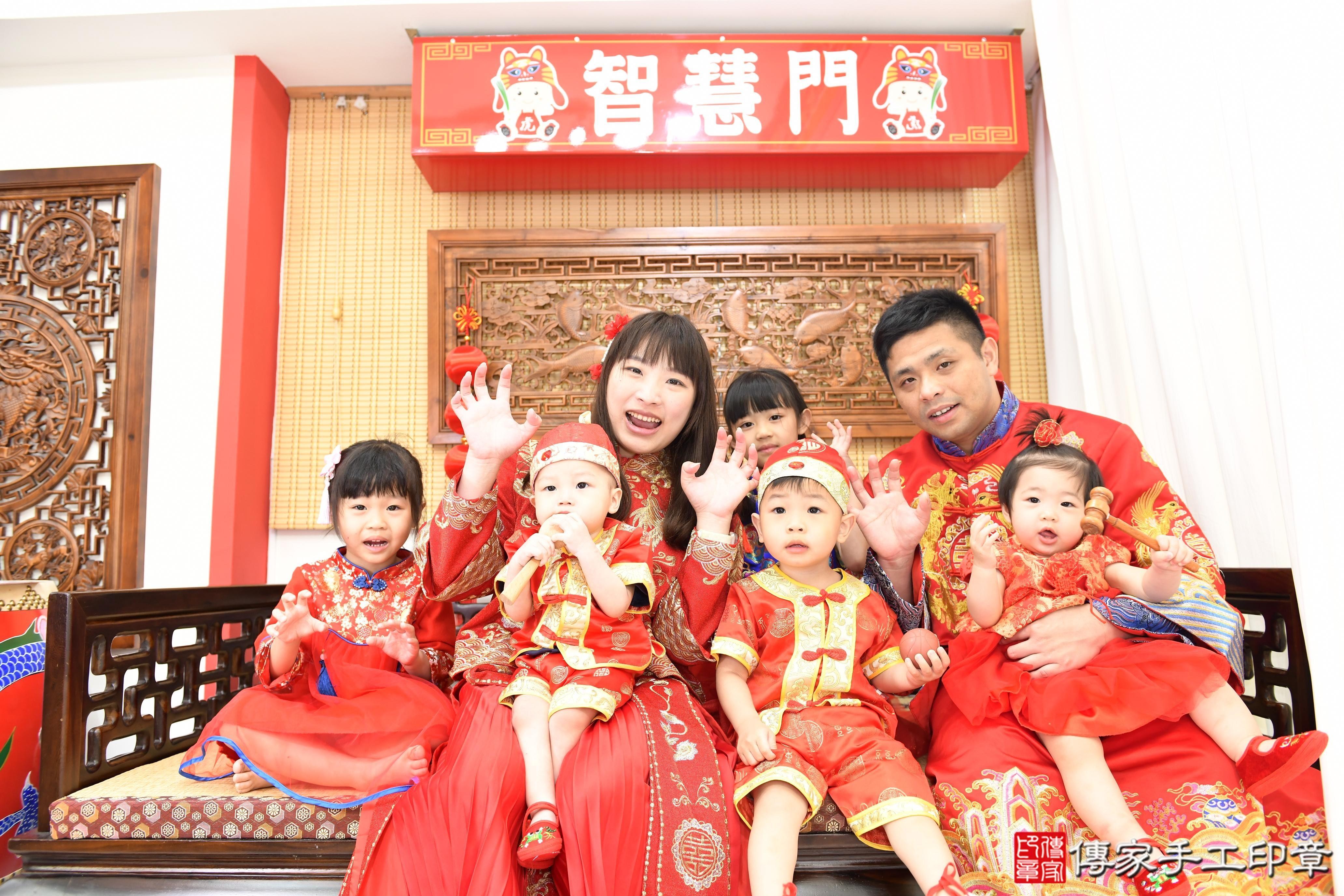 傳家手工印章台南店、抓周、度脺、美式風會場、傳家嬰兒古禮、吉祥話、抓周道具物品24種、拍照。抓周證書。寶寶抓周、滿周歲、生日快樂、祝福