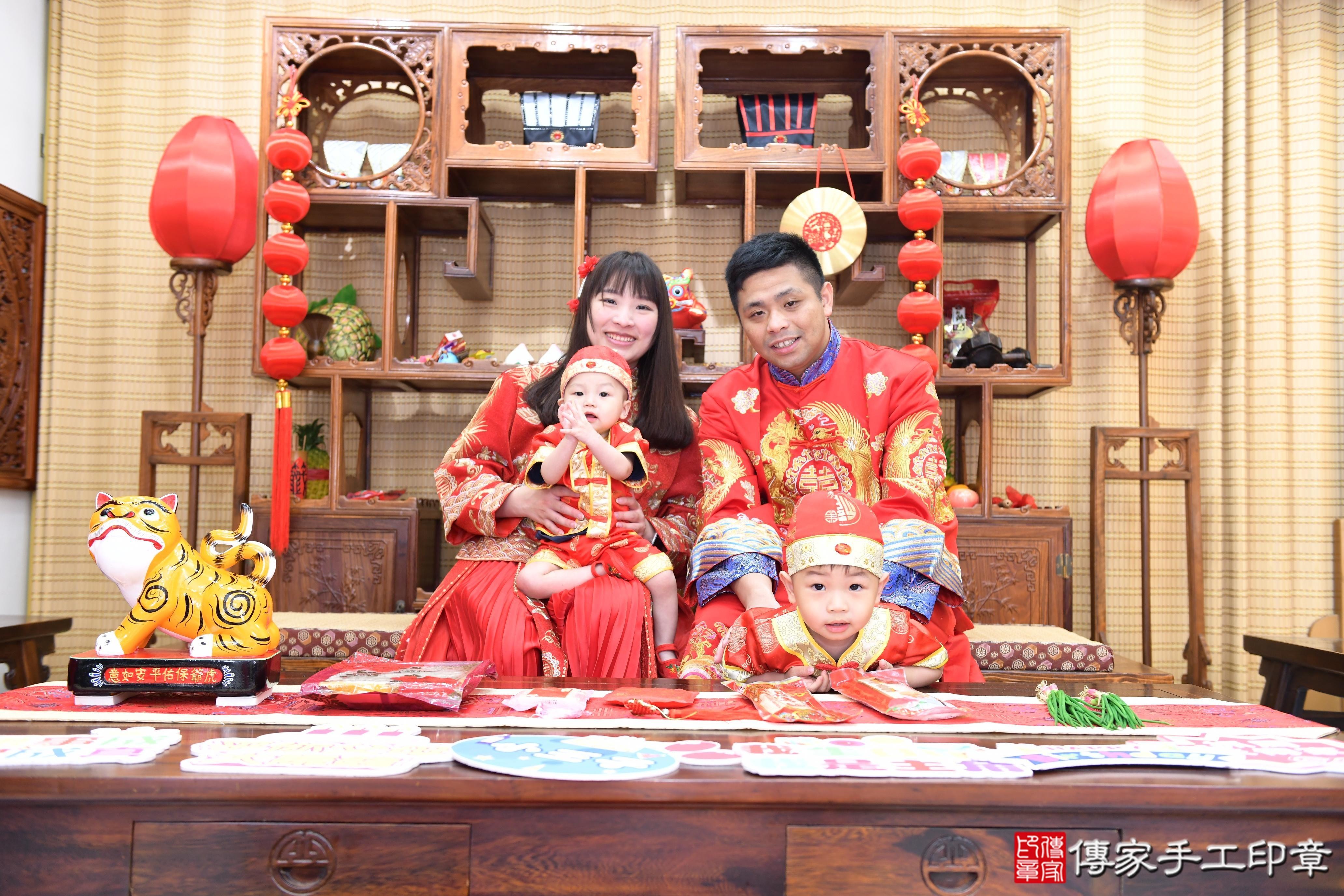 傳家手工印章台南店、抓周、度脺、美式風會場、傳家嬰兒古禮、吉祥話、抓周道具物品24種、拍照。抓周證書。寶寶抓周、滿周歲、生日快樂、祝福