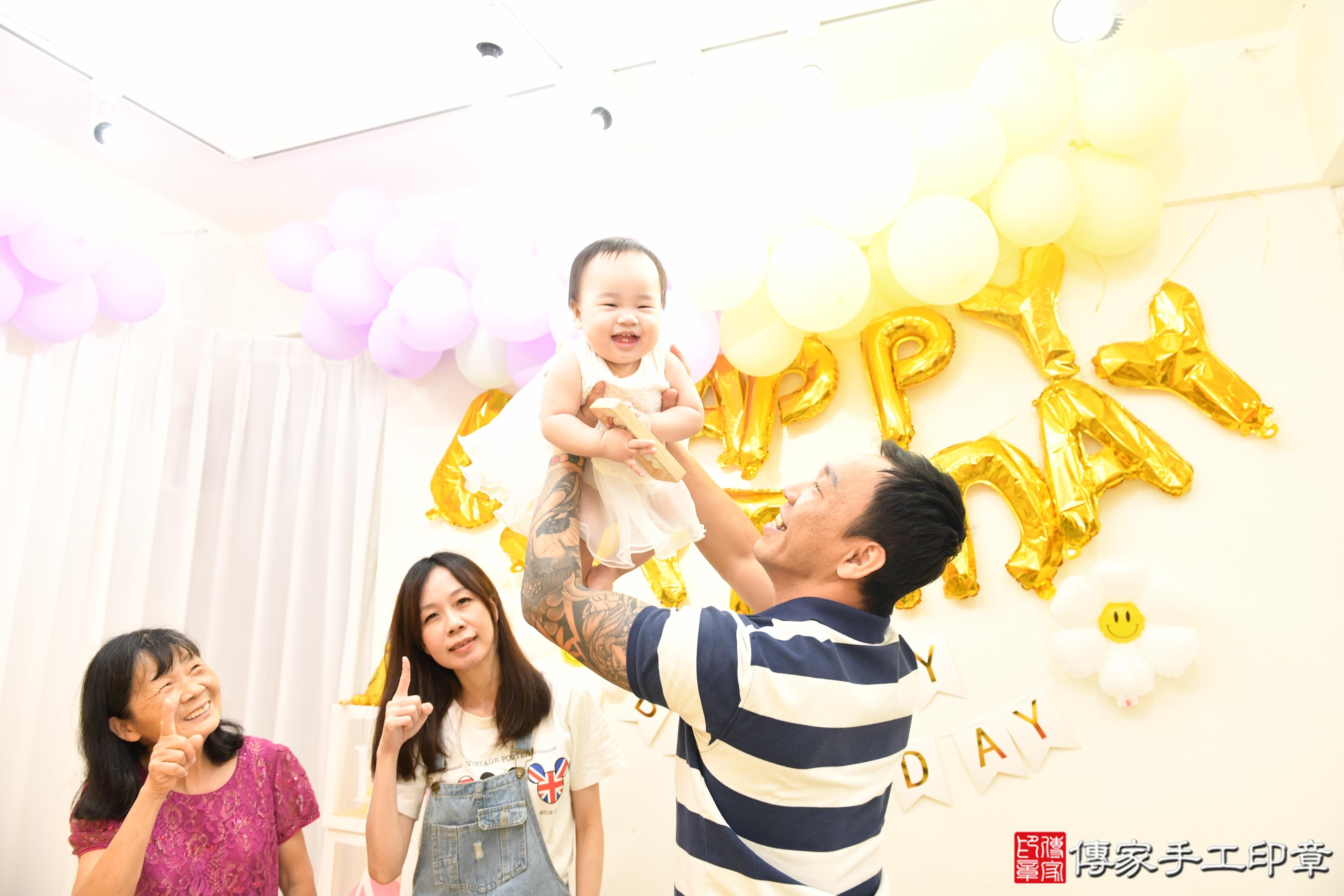傳家手工印章台南店、抓周、度脺、美式風會場、傳家嬰兒古禮、吉祥話、抓周道具物品24種、拍照。抓周證書。寶寶抓周、滿周歲、生日快樂、祝福 傳家手工印章台南店、抓周、度脺、美式風會場、傳家嬰兒古禮、吉祥話、抓周道具物品24種、拍照。抓周證書。寶寶抓周、滿周歲、生日快樂、祝福