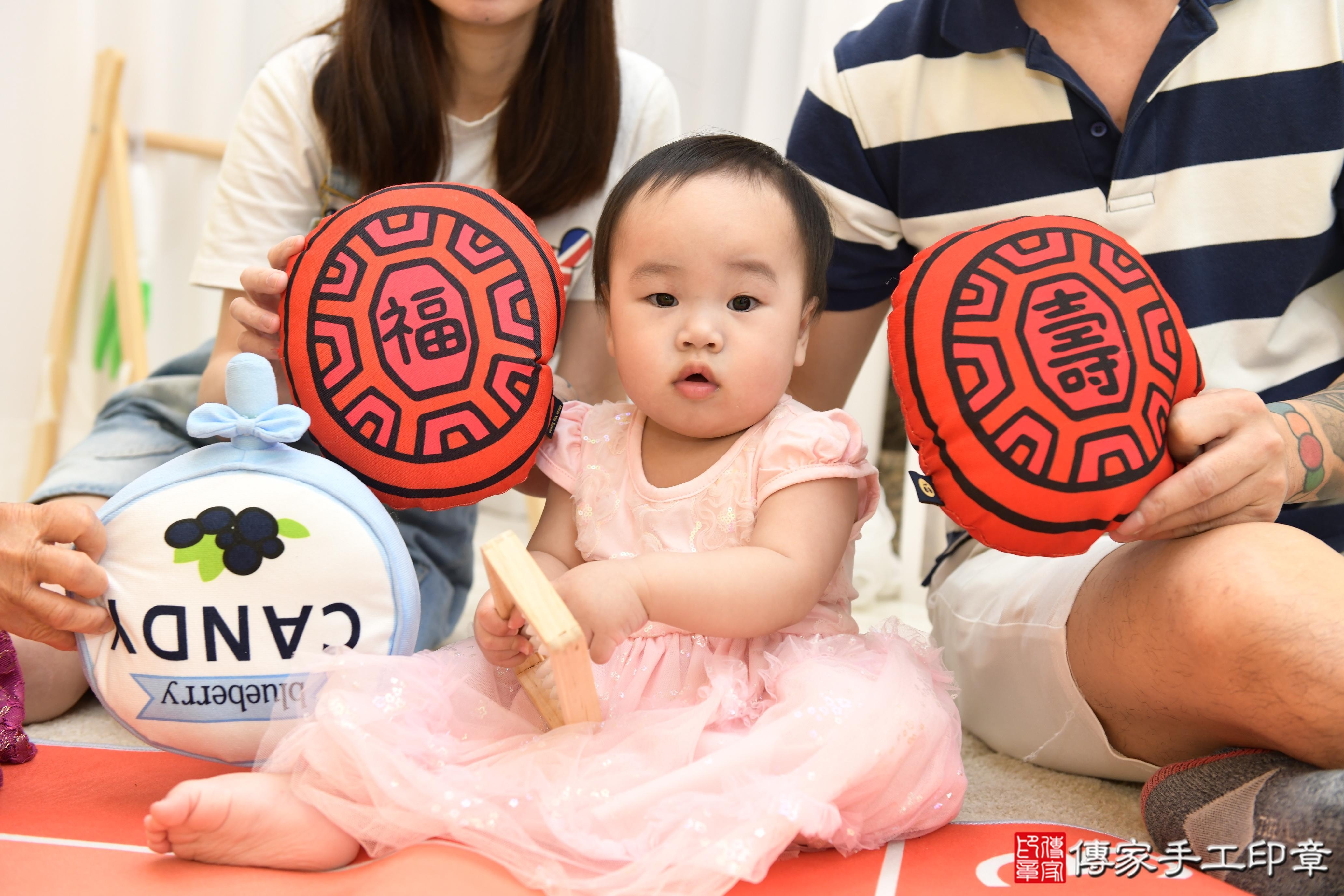 傳家手工印章台南店、抓周、度脺、美式風會場、傳家嬰兒古禮、吉祥話、抓周道具物品24種、拍照。抓周證書。寶寶抓周、滿周歲、生日快樂、祝福 傳家手工印章台南店、抓周、度脺、美式風會場、傳家嬰兒古禮、吉祥話、抓周道具物品24種、拍照。抓周證書。寶寶抓周、滿周歲、生日快樂、祝福