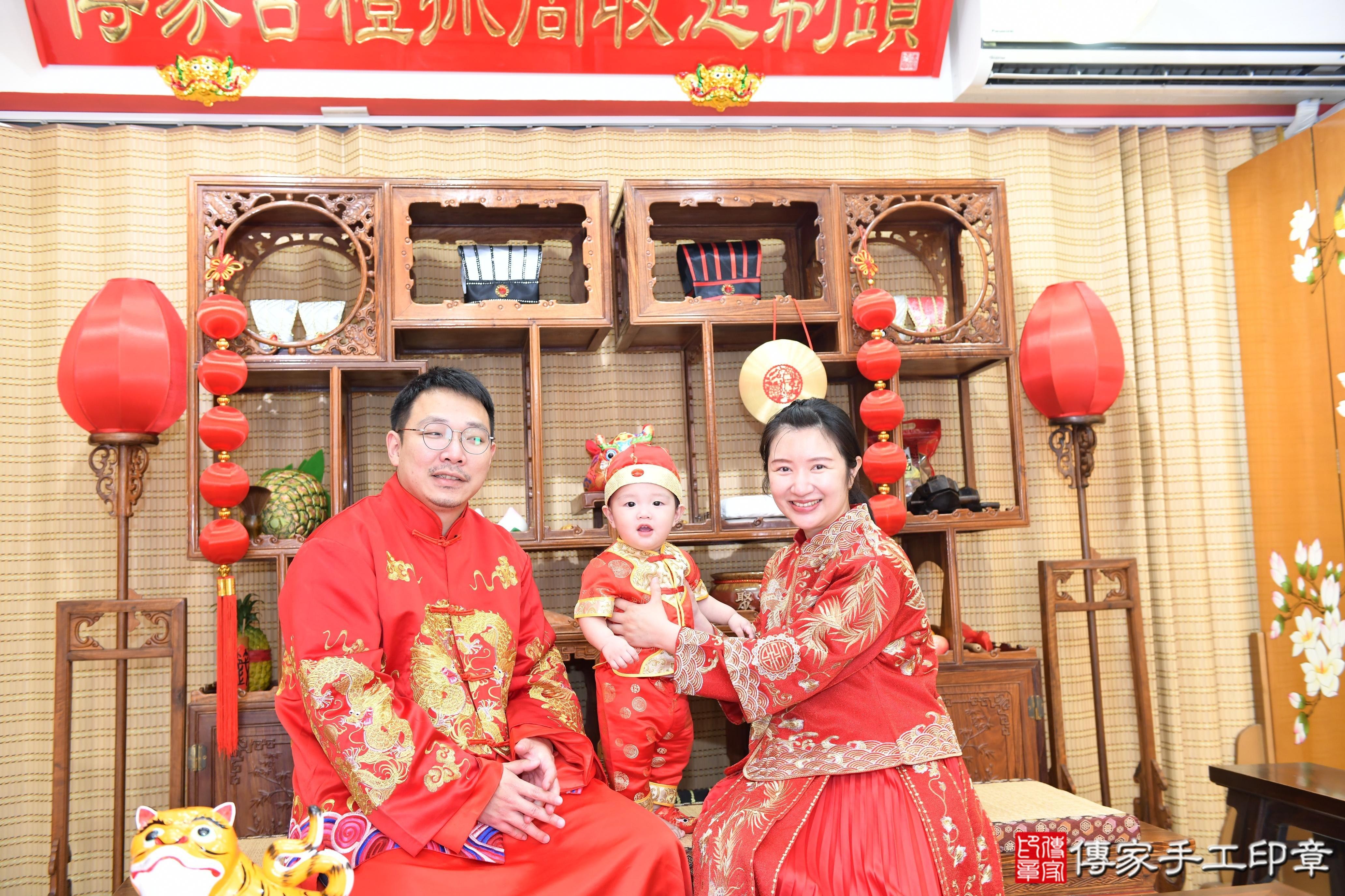 傳家手工印章台南店、抓周、度脺、美式風會場、傳家嬰兒古禮、吉祥話、抓周道具物品24種、拍照。抓周證書。寶寶抓周、滿周歲、生日快樂、祝福 傳家手工印章台南店、抓周、度脺、美式風會場、傳家嬰兒古禮、吉祥話、抓周道具物品24種、拍照。抓周證書。寶寶抓周、滿周歲、生日快樂、祝福
