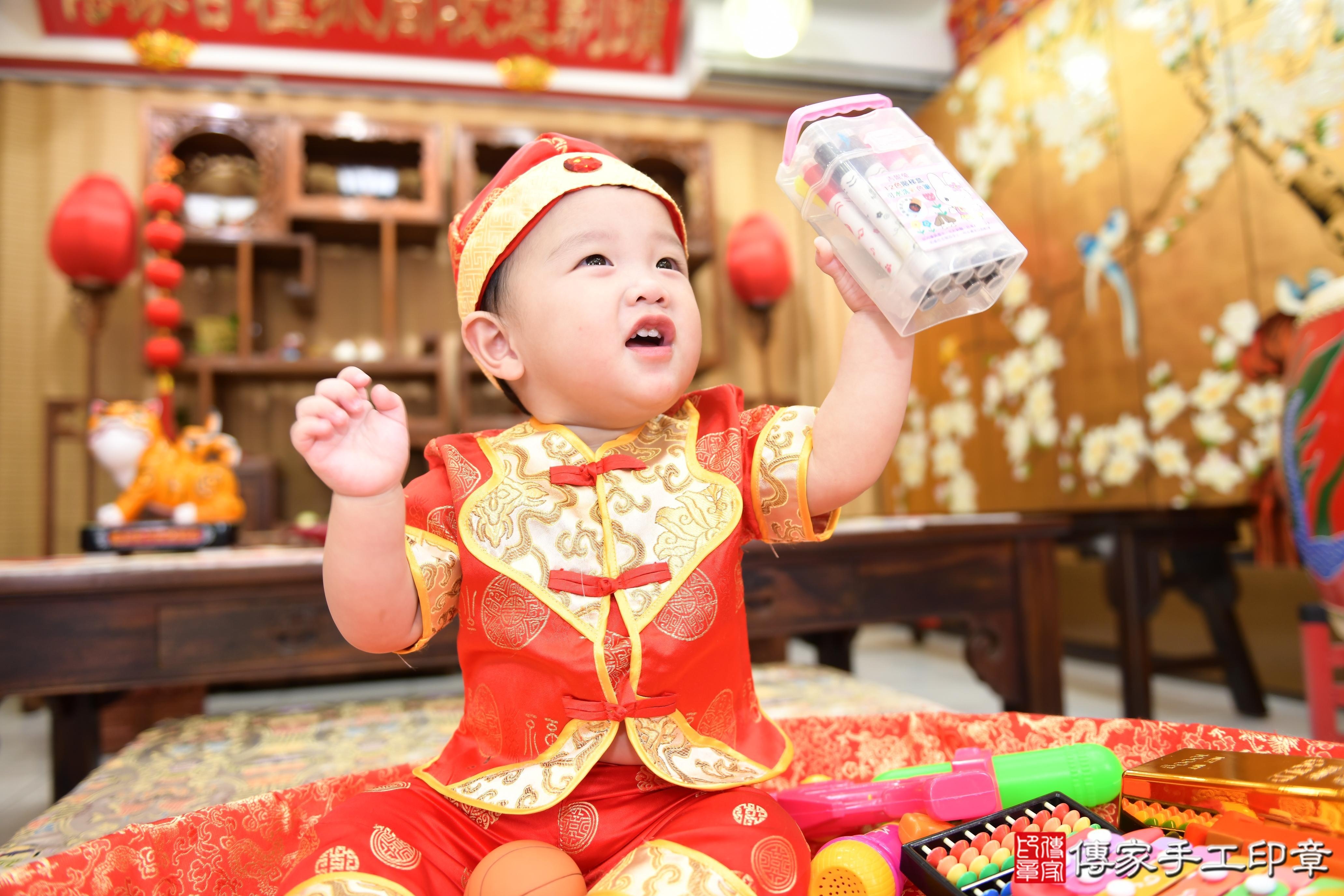 傳家手工印章台南店、抓周、度脺、美式風會場、傳家嬰兒古禮、吉祥話、抓周道具物品24種、拍照。抓周證書。寶寶抓周、滿周歲、生日快樂、祝福 傳家手工印章台南店、抓周、度脺、美式風會場、傳家嬰兒古禮、吉祥話、抓周道具物品24種、拍照。抓周證書。寶寶抓周、滿周歲、生日快樂、祝福