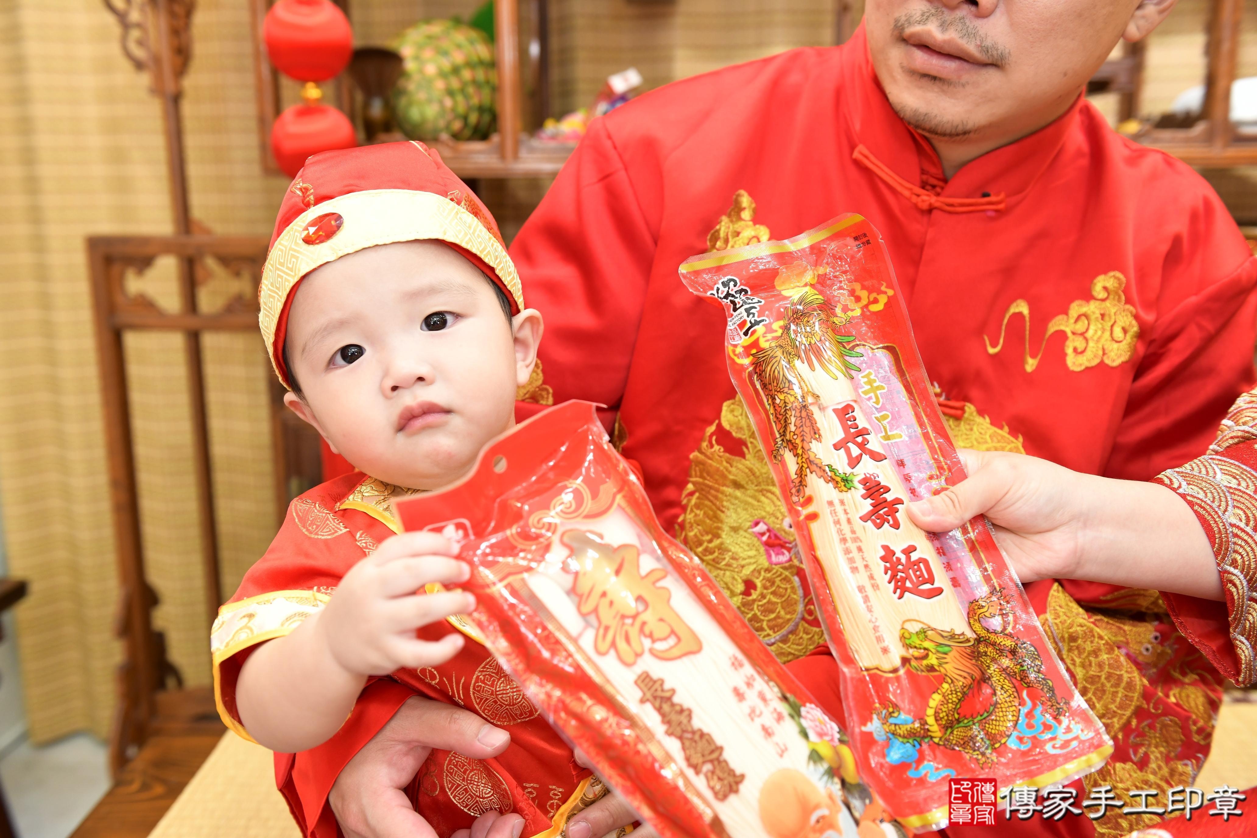 傳家手工印章台南店、抓周、度脺、美式風會場、傳家嬰兒古禮、吉祥話、抓周道具物品24種、拍照。抓周證書。寶寶抓周、滿周歲、生日快樂、祝福 傳家手工印章台南店、抓周、度脺、美式風會場、傳家嬰兒古禮、吉祥話、抓周道具物品24種、拍照。抓周證書。寶寶抓周、滿周歲、生日快樂、祝福