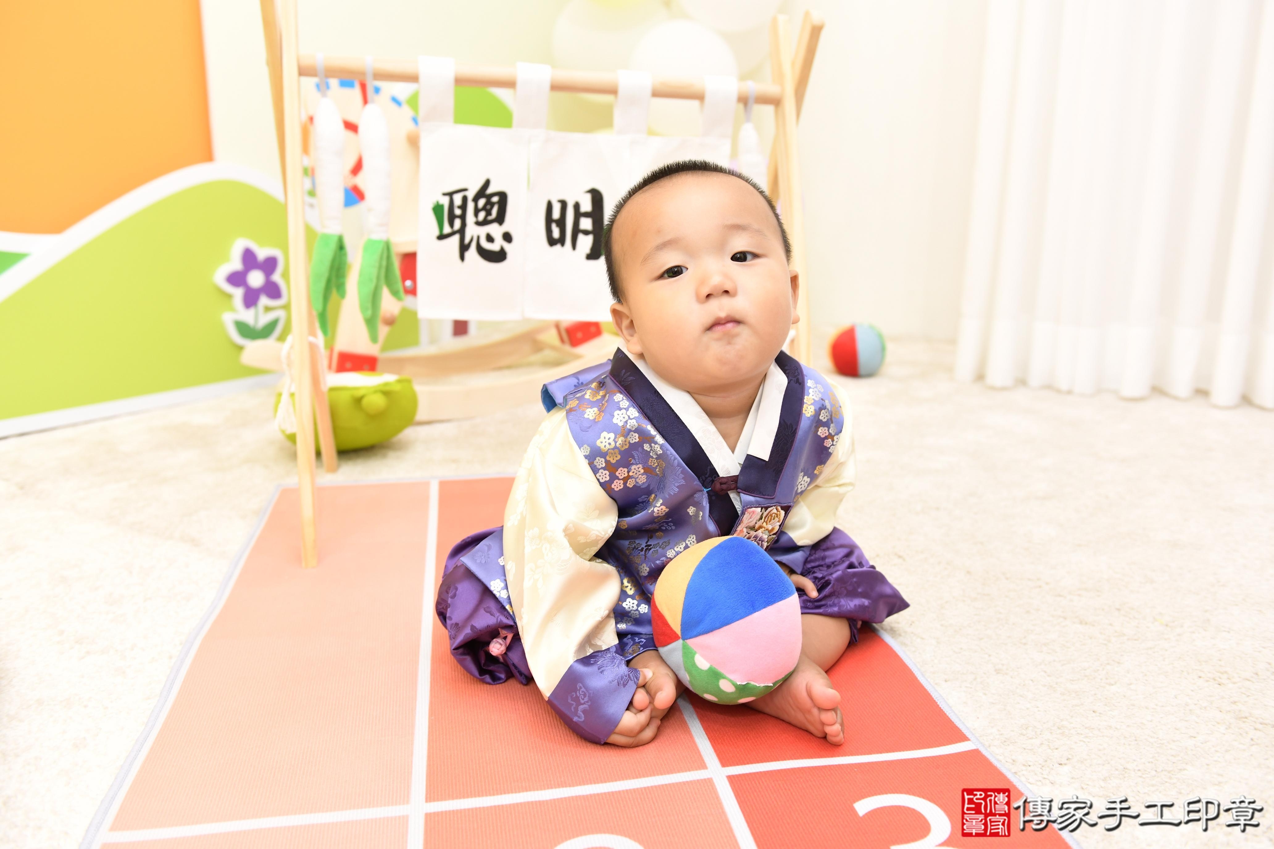 傳家手工印章台南店、抓周、度脺、美式風會場、傳家嬰兒古禮、吉祥話、抓周道具物品24種、拍照。抓周證書。寶寶抓周、滿周歲、生日快樂、祝福