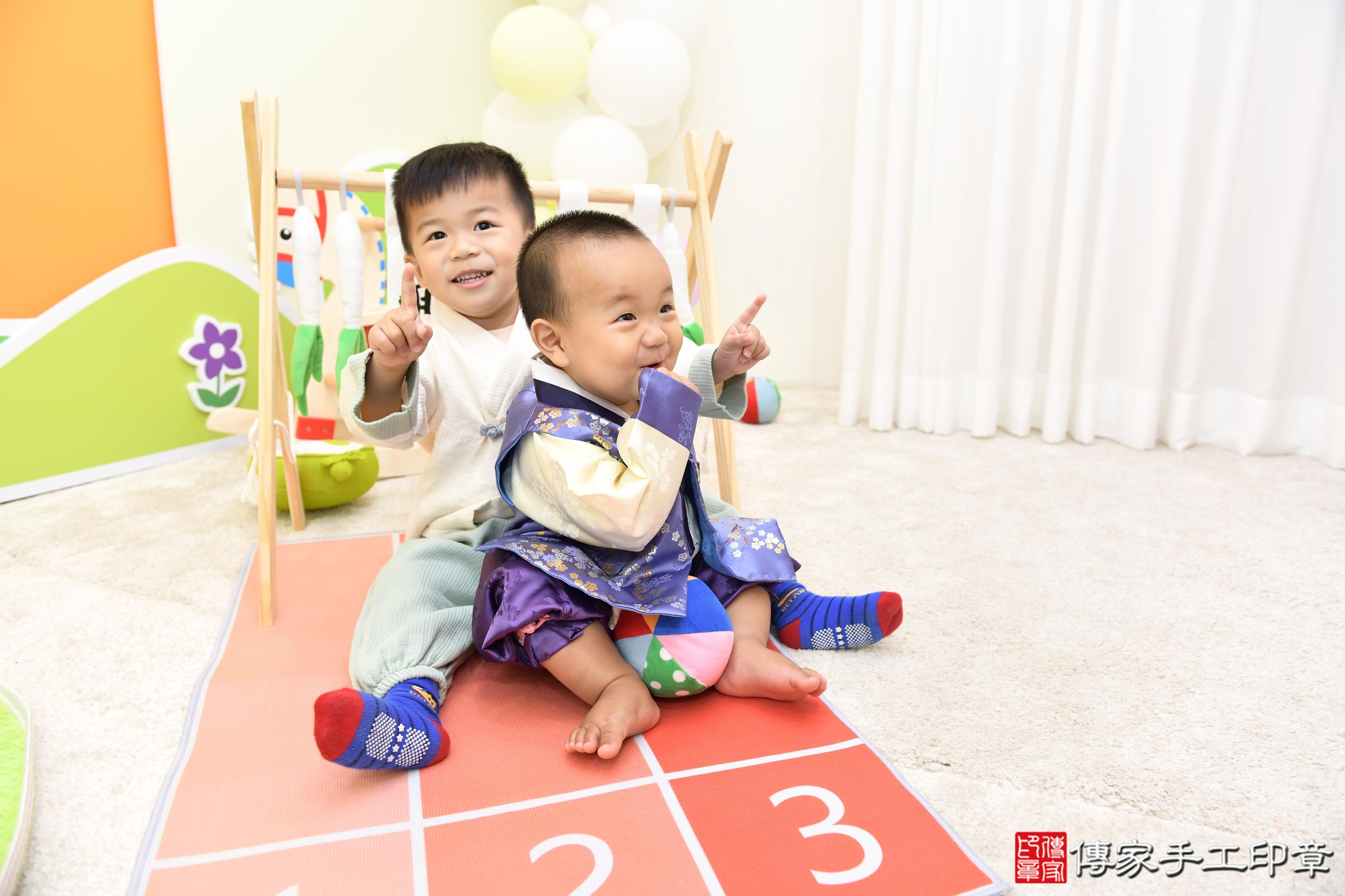 傳家手工印章台南店、抓周、度脺、美式風會場、傳家嬰兒古禮、吉祥話、抓周道具物品24種、拍照。抓周證書。寶寶抓周、滿周歲、生日快樂、祝福