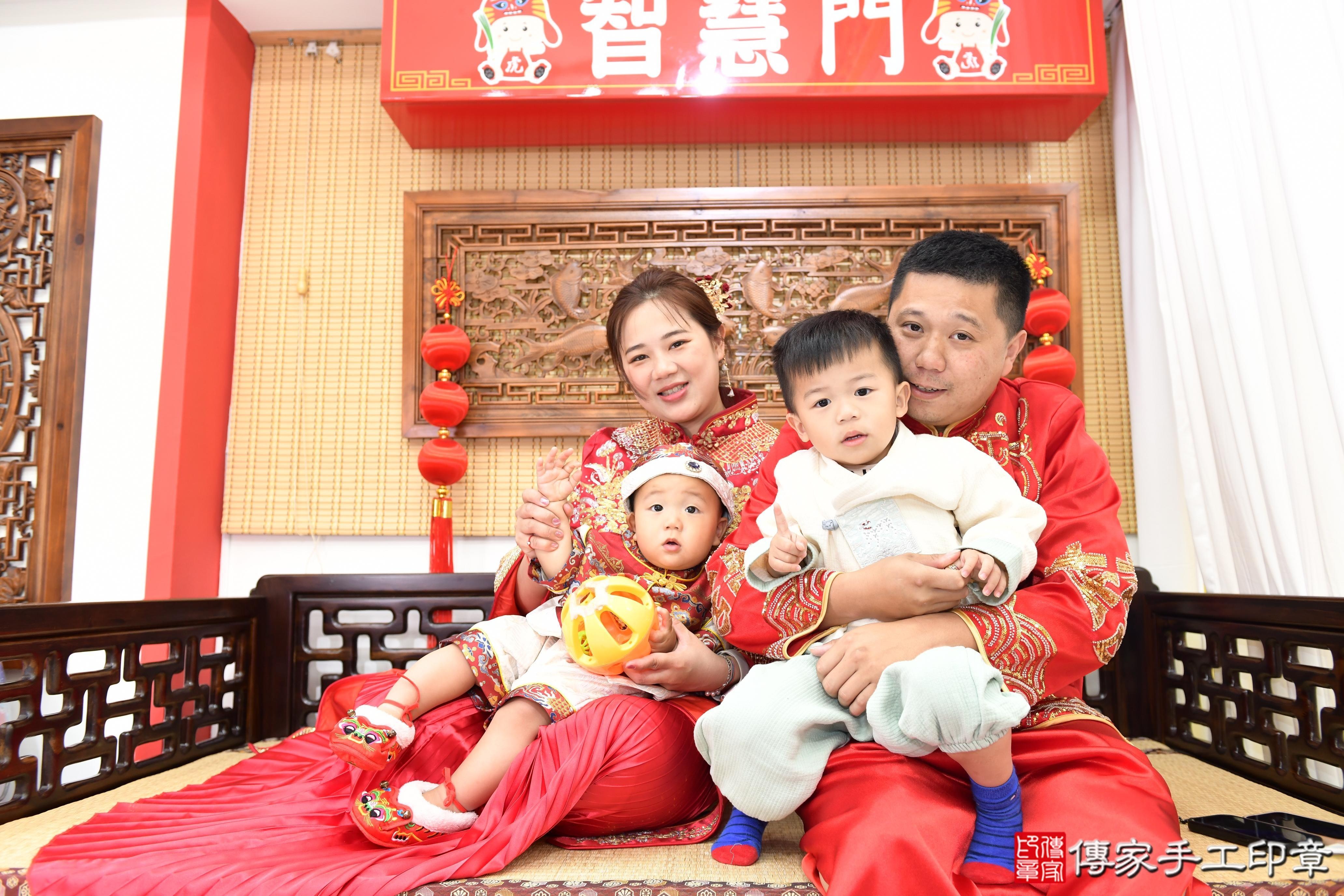 傳家手工印章台南店、抓周、度脺、美式風會場、傳家嬰兒古禮、吉祥話、抓周道具物品24種、拍照。抓周證書。寶寶抓周、滿周歲、生日快樂、祝福