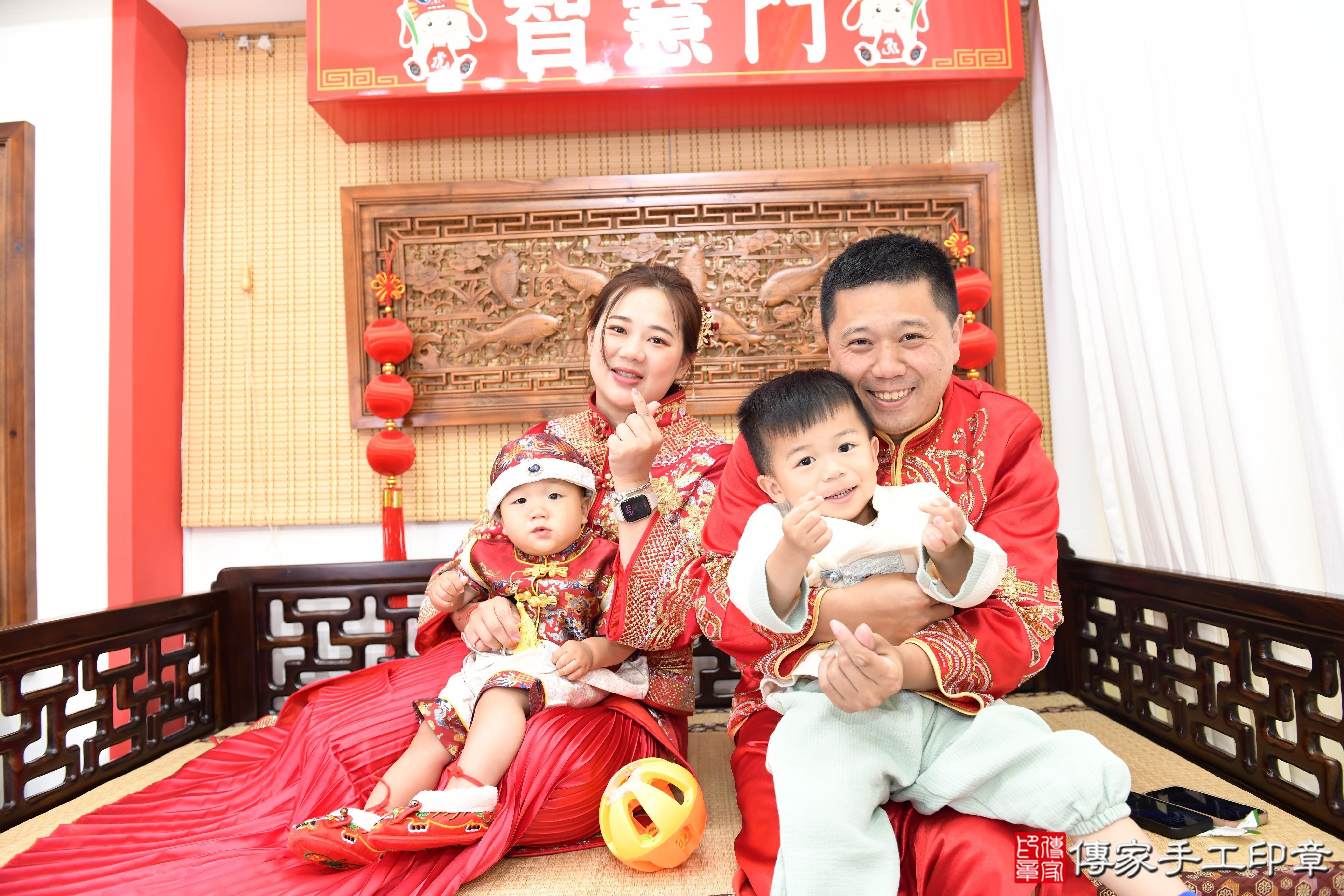 傳家手工印章台南店、抓周、度脺、美式風會場、傳家嬰兒古禮、吉祥話、抓周道具物品24種、拍照。抓周證書。寶寶抓周、滿周歲、生日快樂、祝福