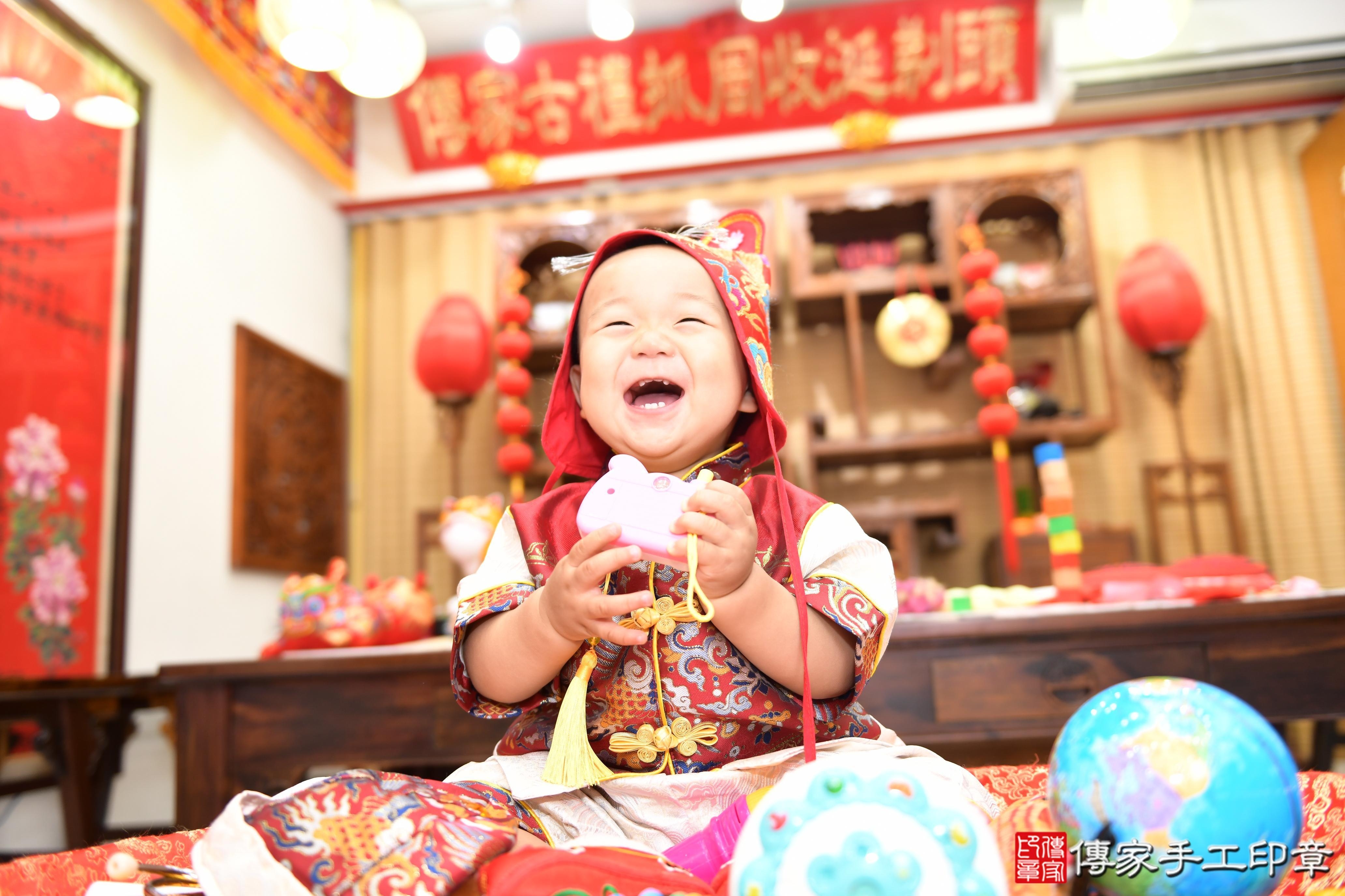 傳家手工印章台南店、抓周、度脺、美式風會場、傳家嬰兒古禮、吉祥話、抓周道具物品24種、拍照。抓周證書。寶寶抓周、滿周歲、生日快樂、祝福
