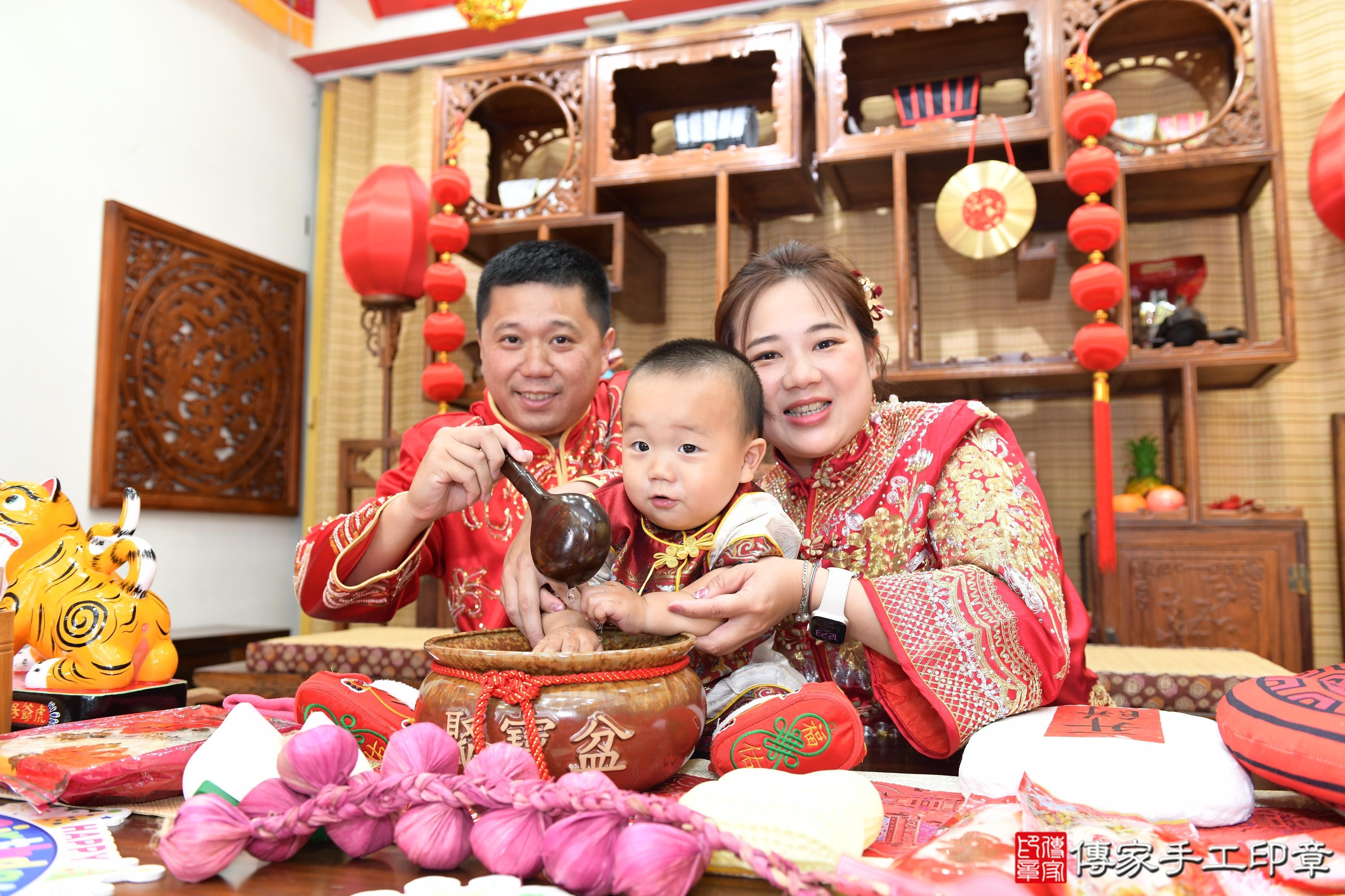 傳家手工印章台南店、抓周、度脺、美式風會場、傳家嬰兒古禮、吉祥話、抓周道具物品24種、拍照。抓周證書。寶寶抓周、滿周歲、生日快樂、祝福