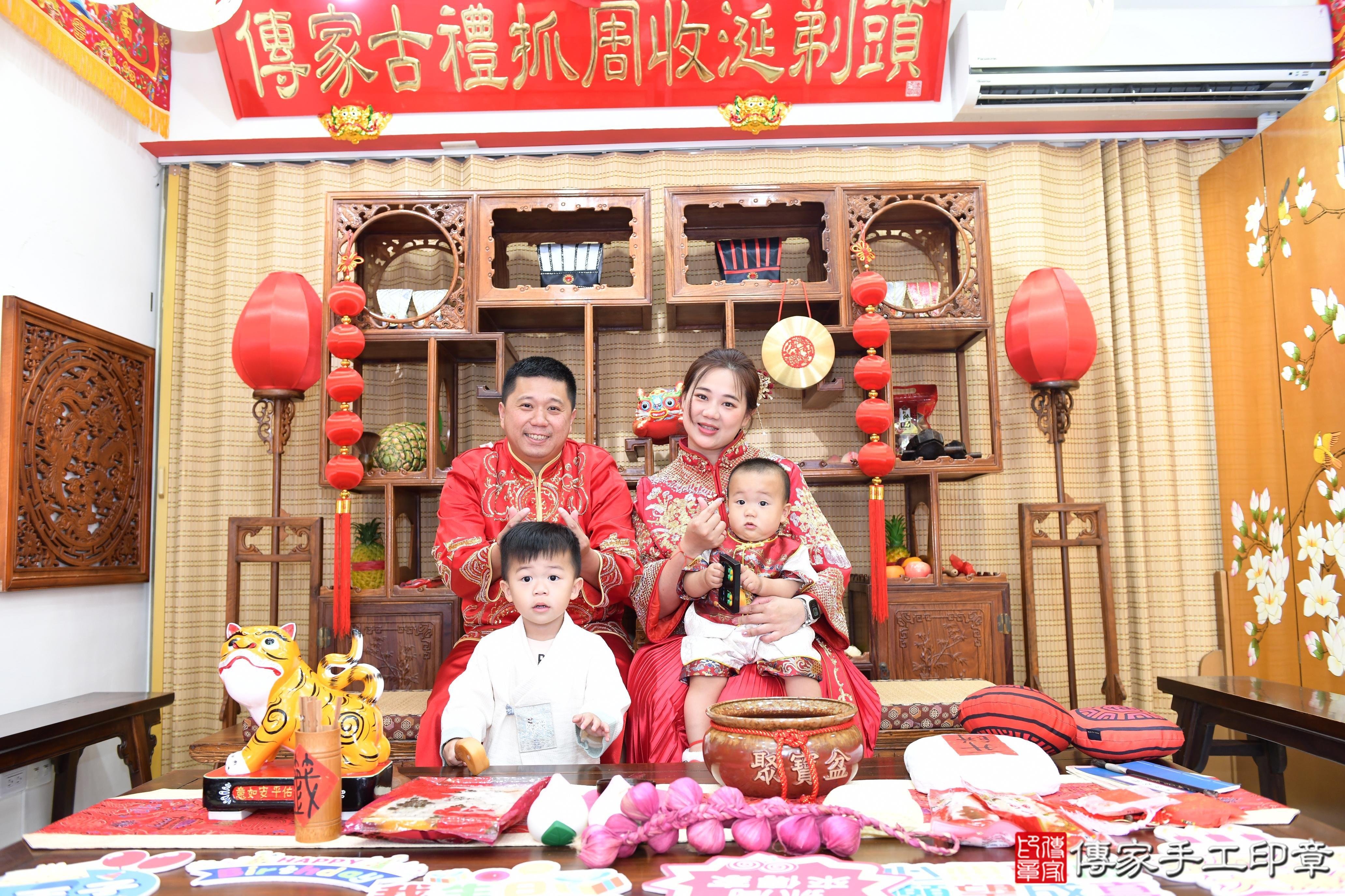 傳家手工印章台南店、抓周、度脺、美式風會場、傳家嬰兒古禮、吉祥話、抓周道具物品24種、拍照。抓周證書。寶寶抓周、滿周歲、生日快樂、祝福