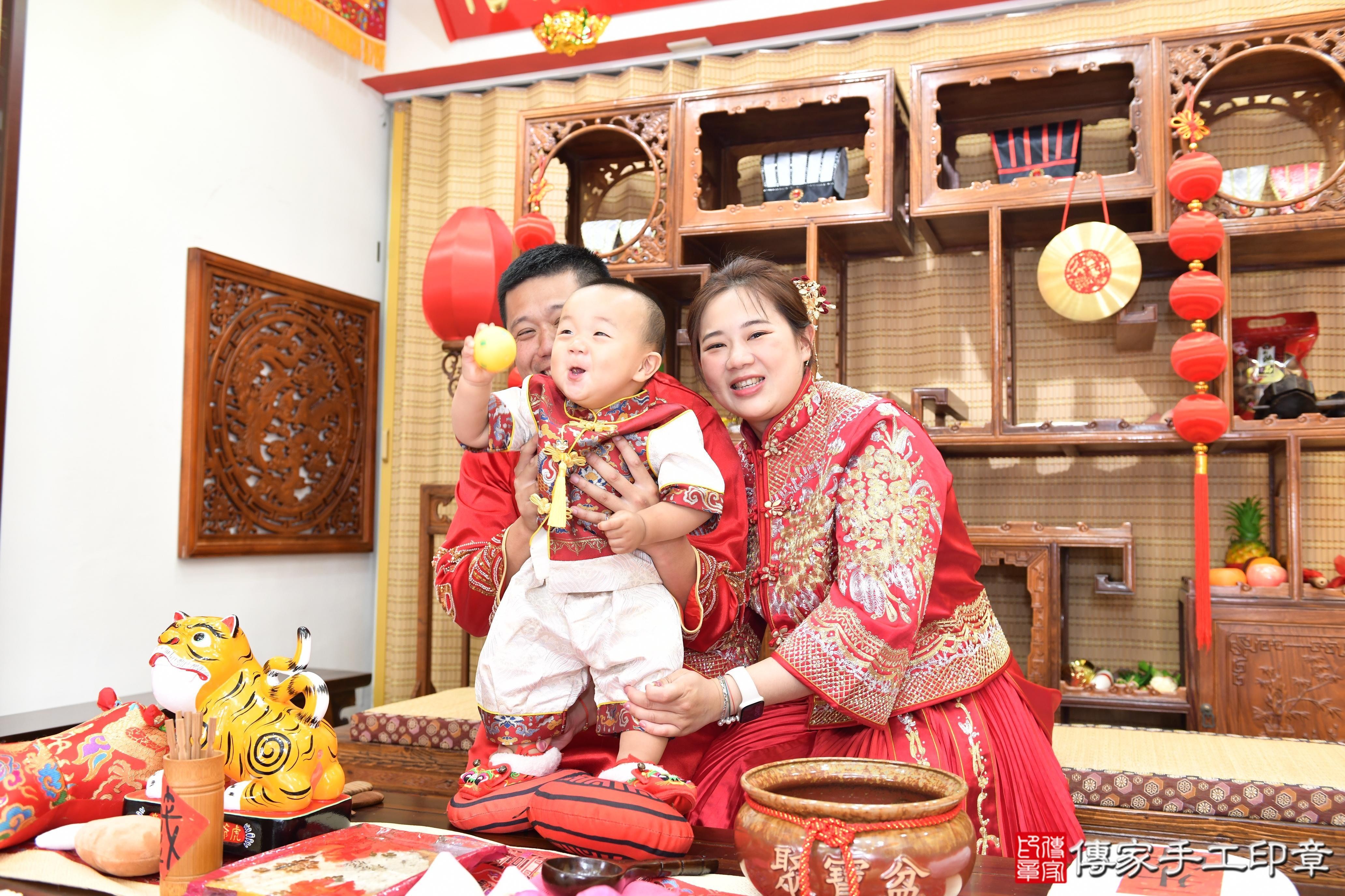 傳家手工印章台南店、抓周、度脺、美式風會場、傳家嬰兒古禮、吉祥話、抓周道具物品24種、拍照。抓周證書。寶寶抓周、滿周歲、生日快樂、祝福