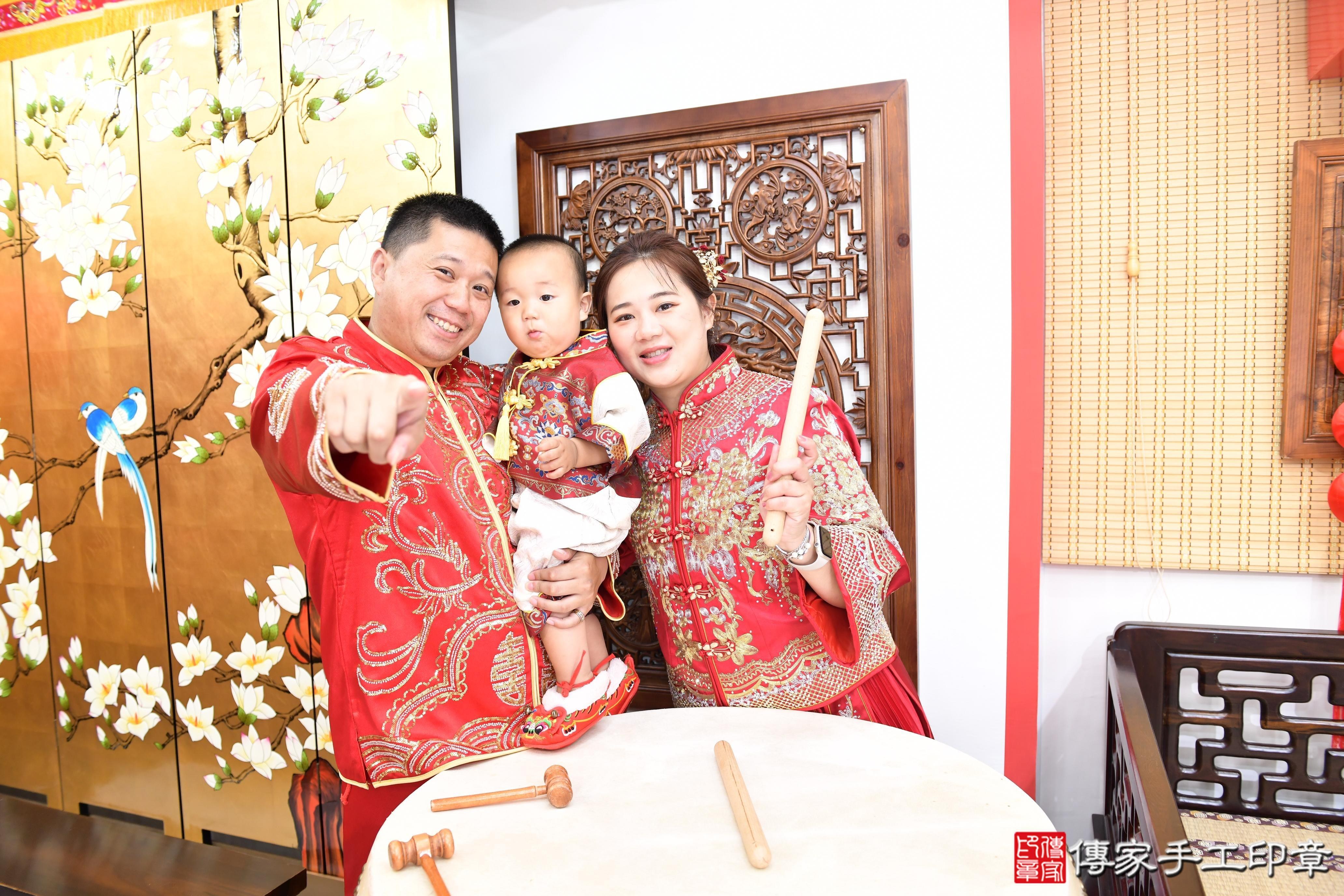 傳家手工印章台南店、抓周、度脺、美式風會場、傳家嬰兒古禮、吉祥話、抓周道具物品24種、拍照。抓周證書。寶寶抓周、滿周歲、生日快樂、祝福