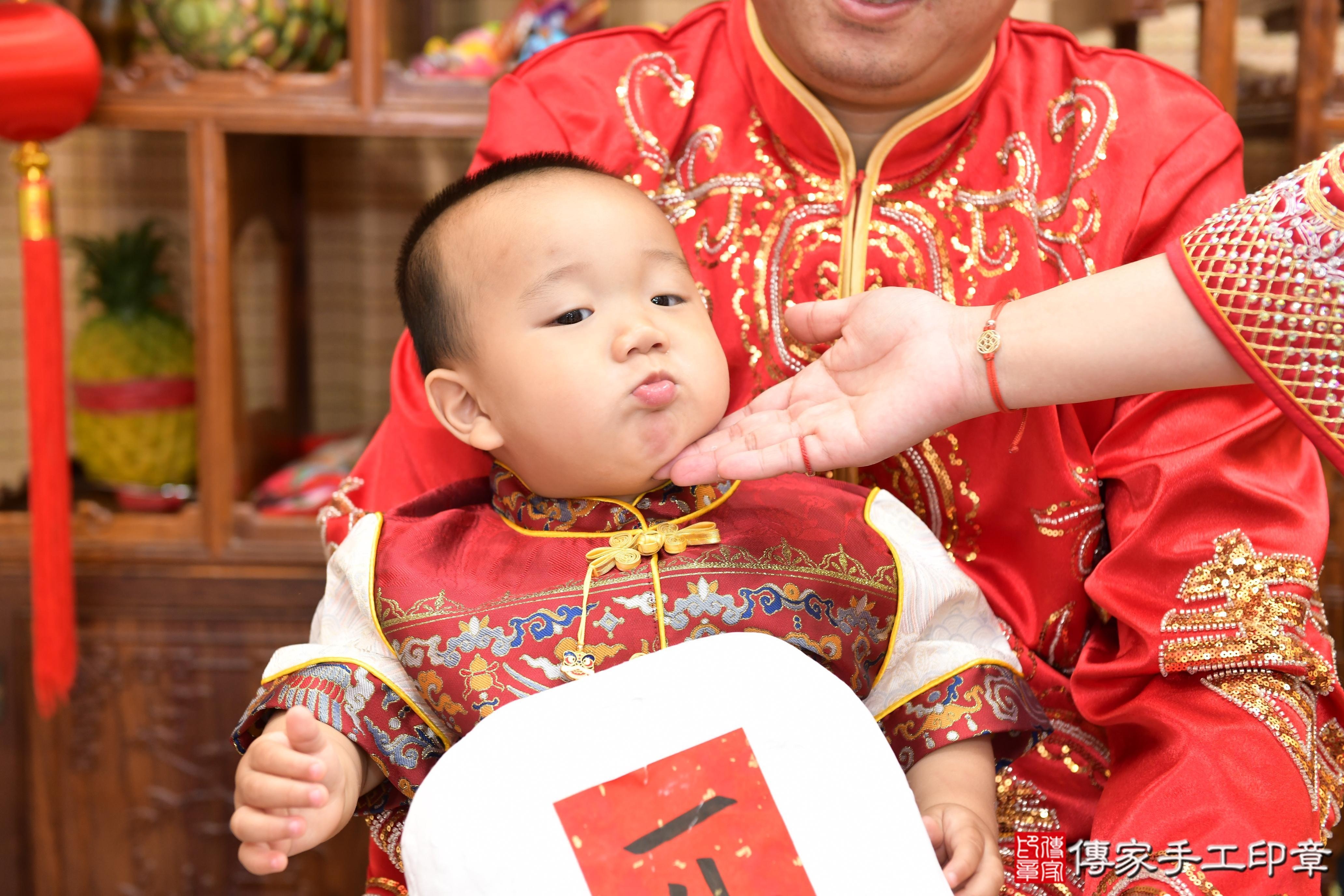 傳家手工印章台南店、抓周、度脺、美式風會場、傳家嬰兒古禮、吉祥話、抓周道具物品24種、拍照。抓周證書。寶寶抓周、滿周歲、生日快樂、祝福