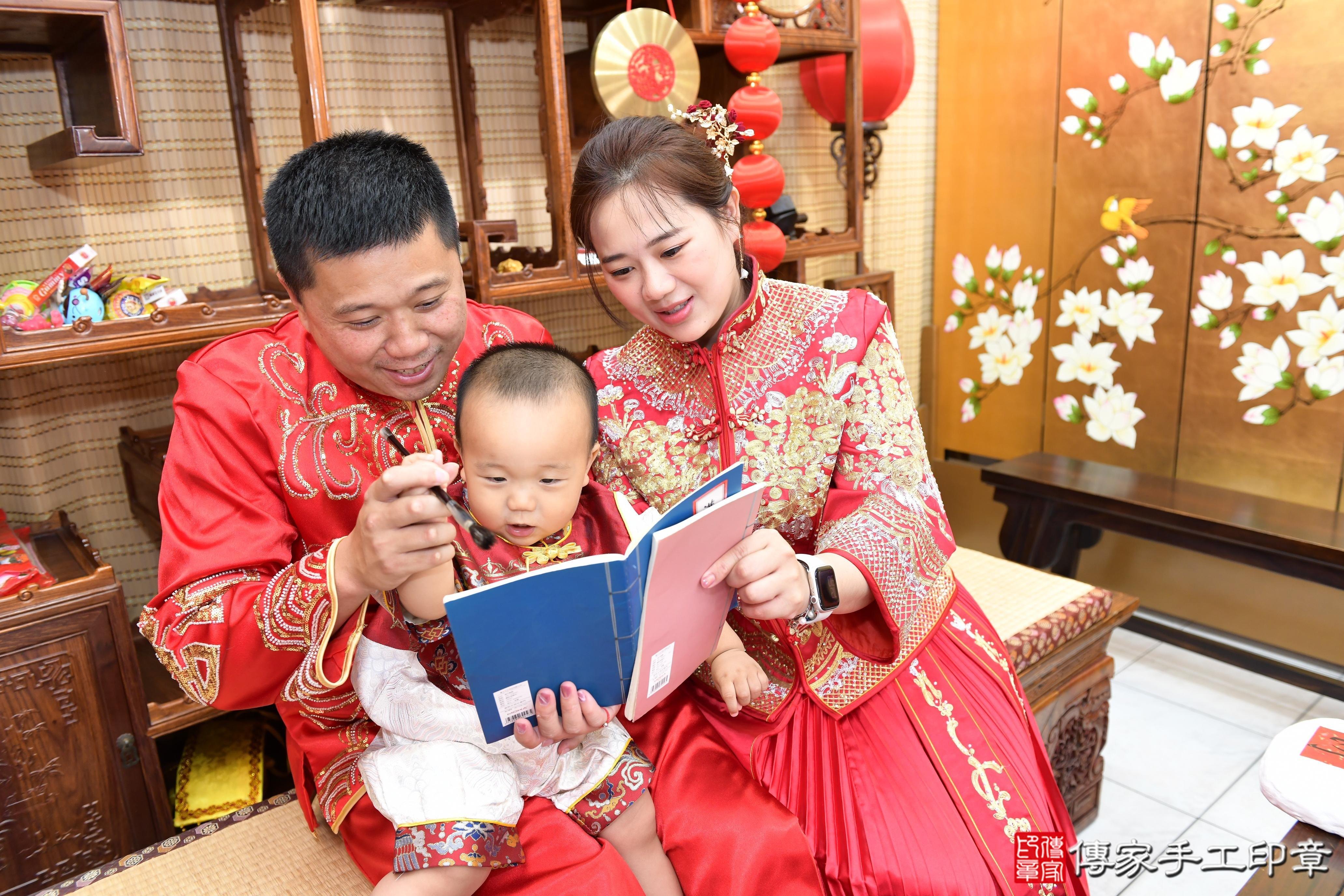 傳家手工印章台南店、抓周、度脺、美式風會場、傳家嬰兒古禮、吉祥話、抓周道具物品24種、拍照。抓周證書。寶寶抓周、滿周歲、生日快樂、祝福