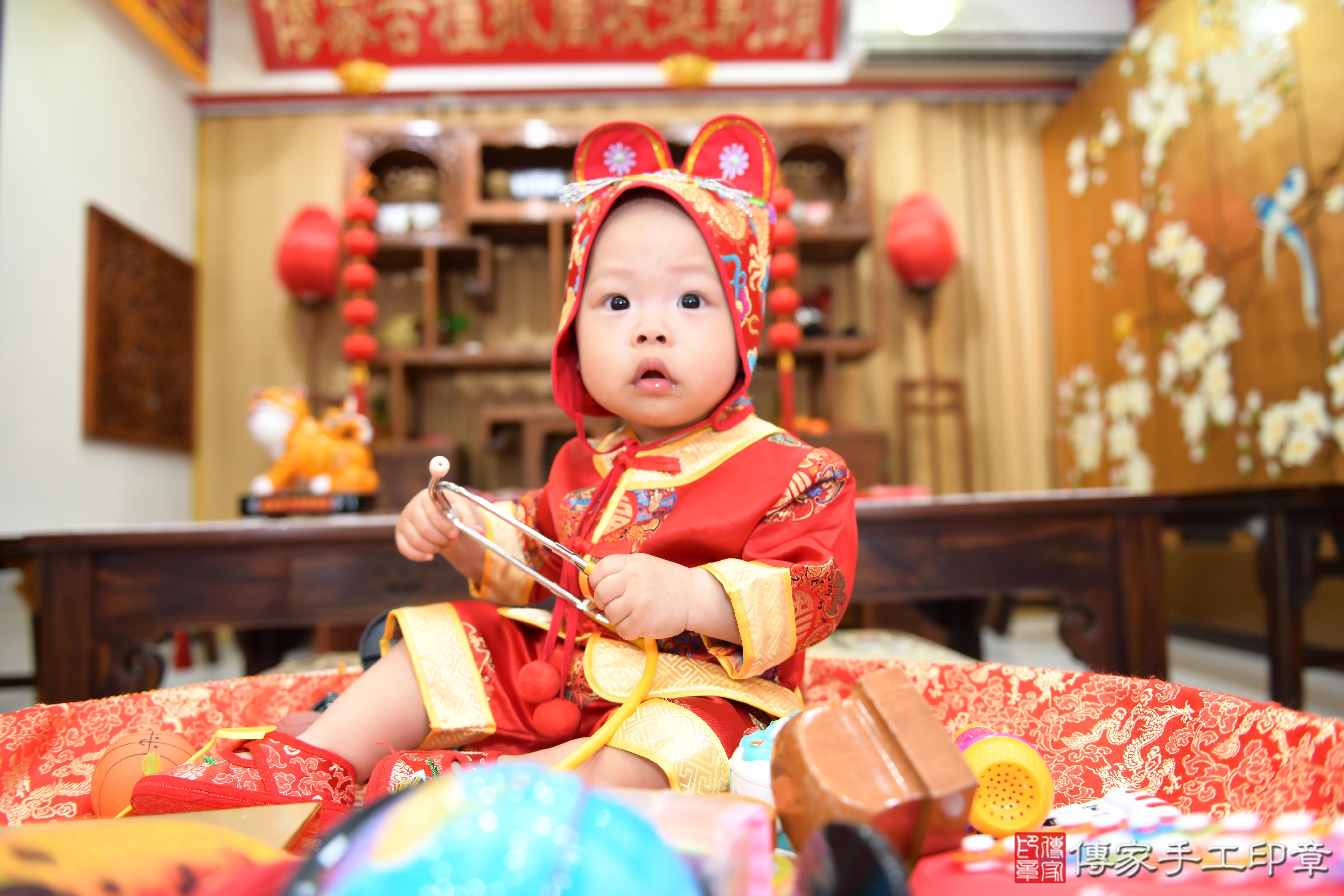 傳家手工印章台南店、抓周、度脺、美式風會場、傳家嬰兒古禮、吉祥話、抓周道具物品24種、拍照。抓周證書。寶寶抓周、滿周歲、生日快樂、祝福 傳家手工印章台南店、抓周、度脺、美式風會場、傳家嬰兒古禮、吉祥話、抓周道具物品24種、拍照。抓周證書。寶寶抓周、滿周歲、生日快樂、祝福
