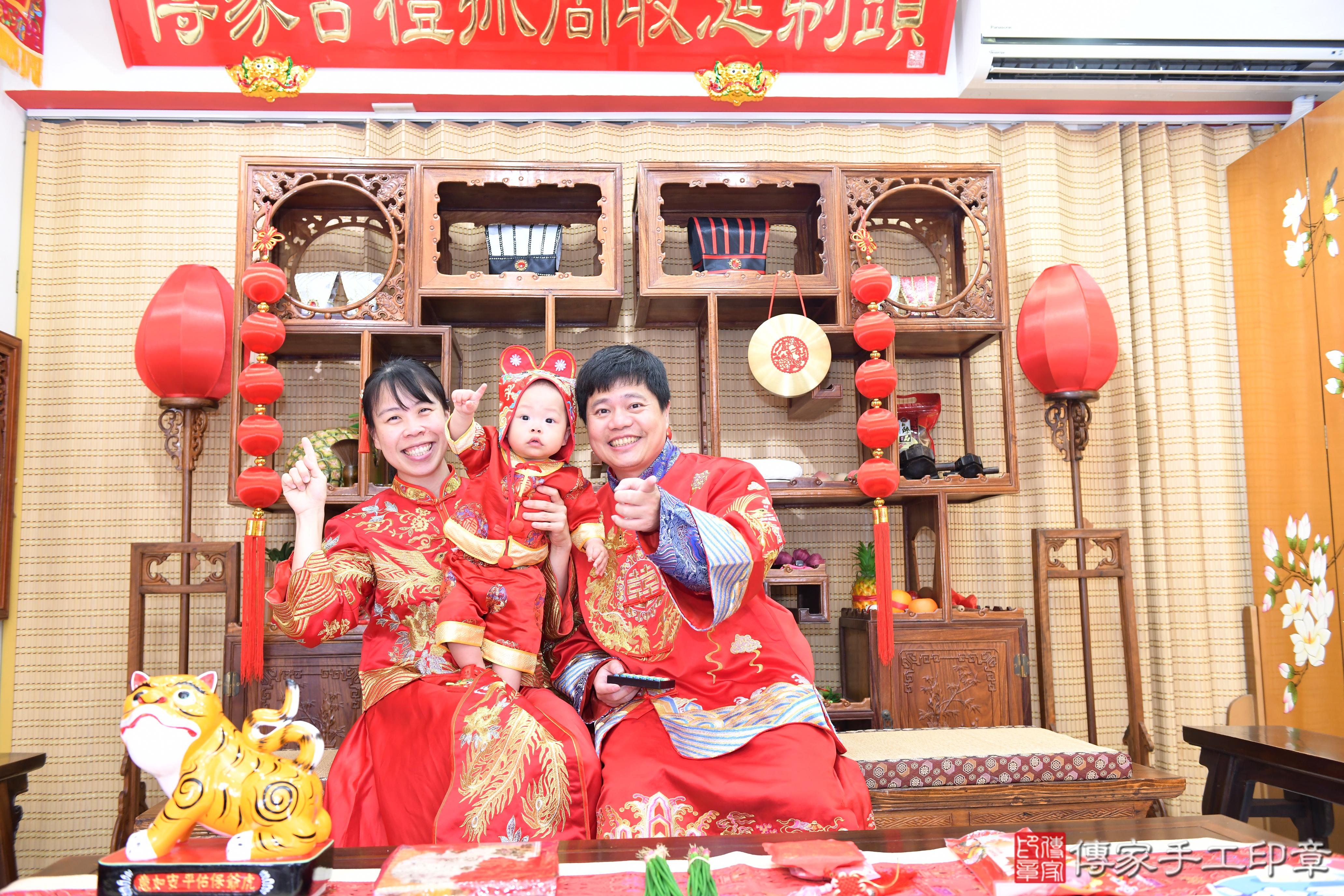 傳家手工印章台南店、抓周、度脺、美式風會場、傳家嬰兒古禮、吉祥話、抓周道具物品24種、拍照。抓周證書。寶寶抓周、滿周歲、生日快樂、祝福 傳家手工印章台南店、抓周、度脺、美式風會場、傳家嬰兒古禮、吉祥話、抓周道具物品24種、拍照。抓周證書。寶寶抓周、滿周歲、生日快樂、祝福
