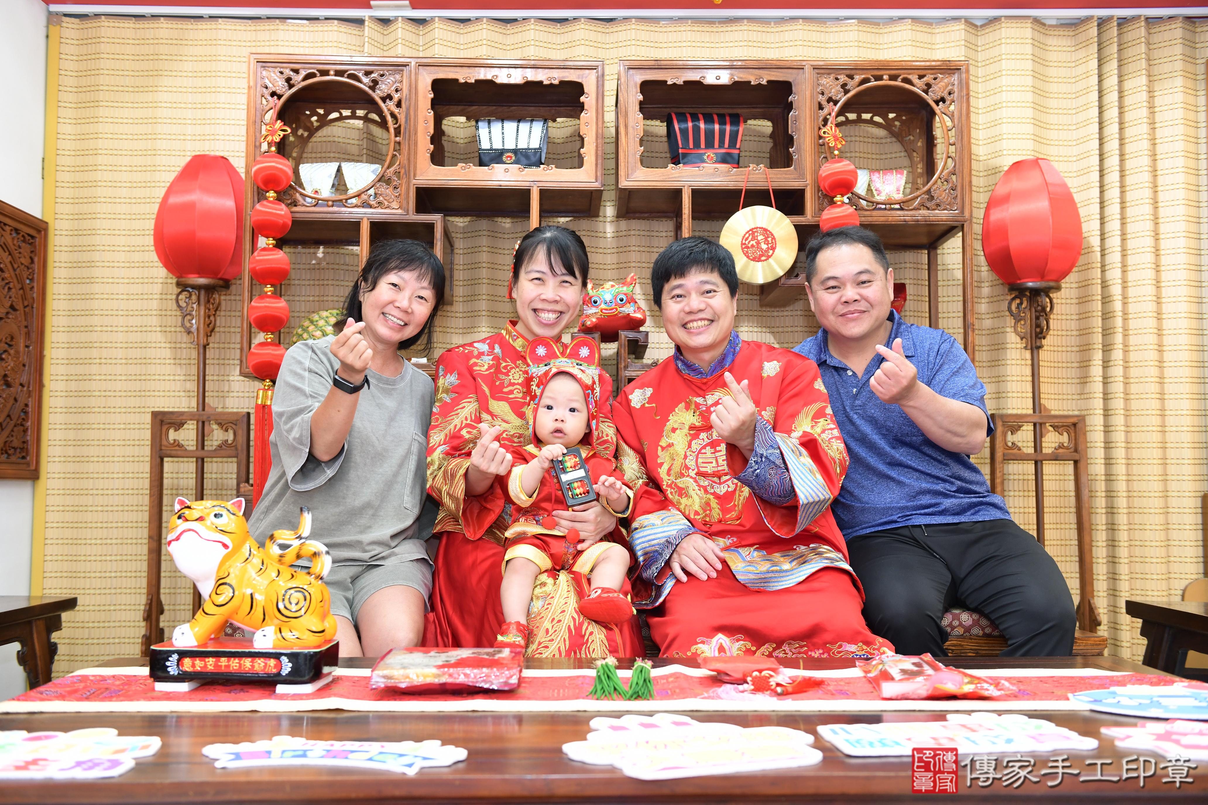 傳家手工印章台南店、抓周、度脺、美式風會場、傳家嬰兒古禮、吉祥話、抓周道具物品24種、拍照。抓周證書。寶寶抓周、滿周歲、生日快樂、祝福 傳家手工印章台南店、抓周、度脺、美式風會場、傳家嬰兒古禮、吉祥話、抓周道具物品24種、拍照。抓周證書。寶寶抓周、滿周歲、生日快樂、祝福