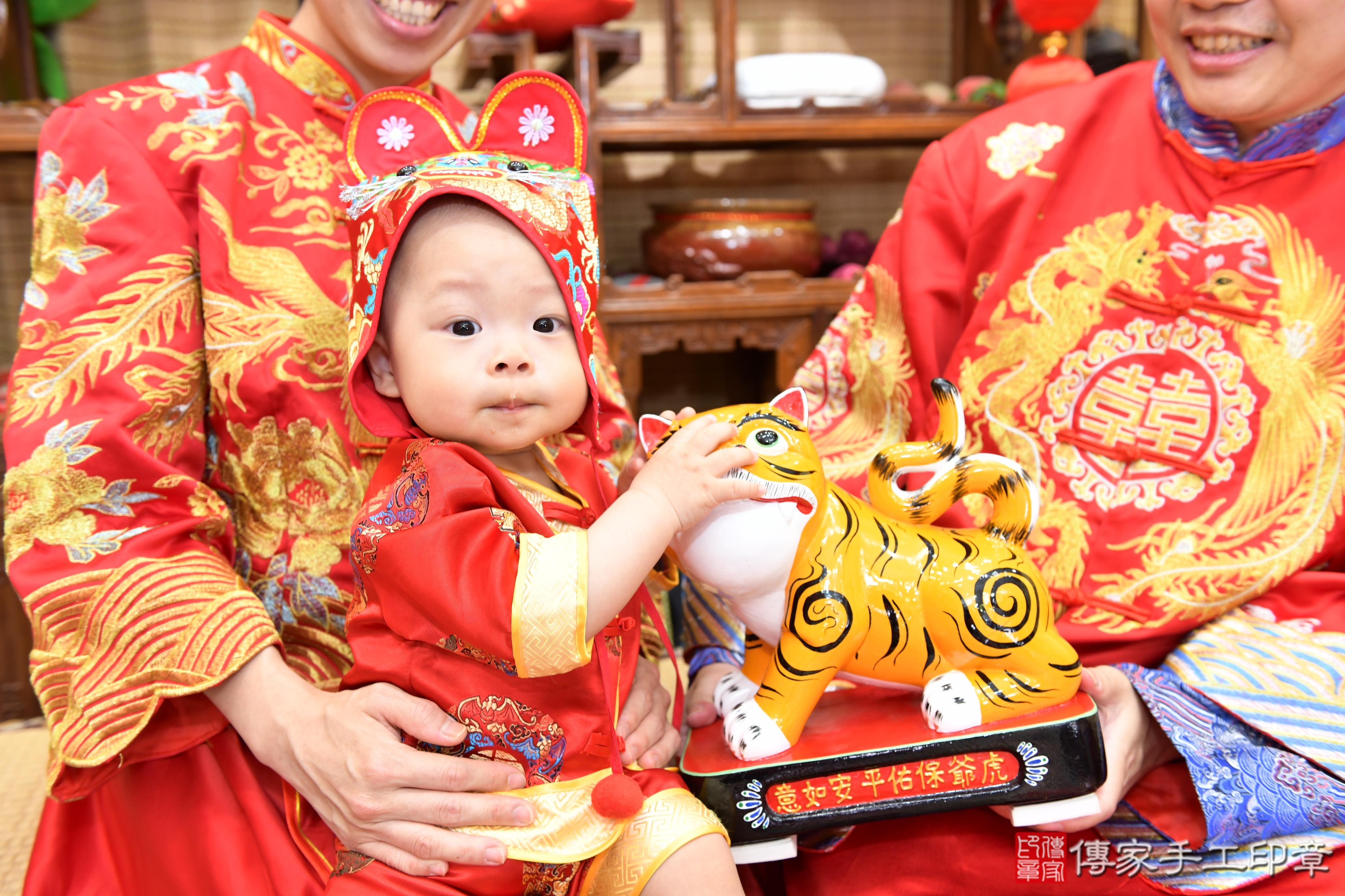 傳家手工印章台南店、抓周、度脺、美式風會場、傳家嬰兒古禮、吉祥話、抓周道具物品24種、拍照。抓周證書。寶寶抓周、滿周歲、生日快樂、祝福 傳家手工印章台南店、抓周、度脺、美式風會場、傳家嬰兒古禮、吉祥話、抓周道具物品24種、拍照。抓周證書。寶寶抓周、滿周歲、生日快樂、祝福