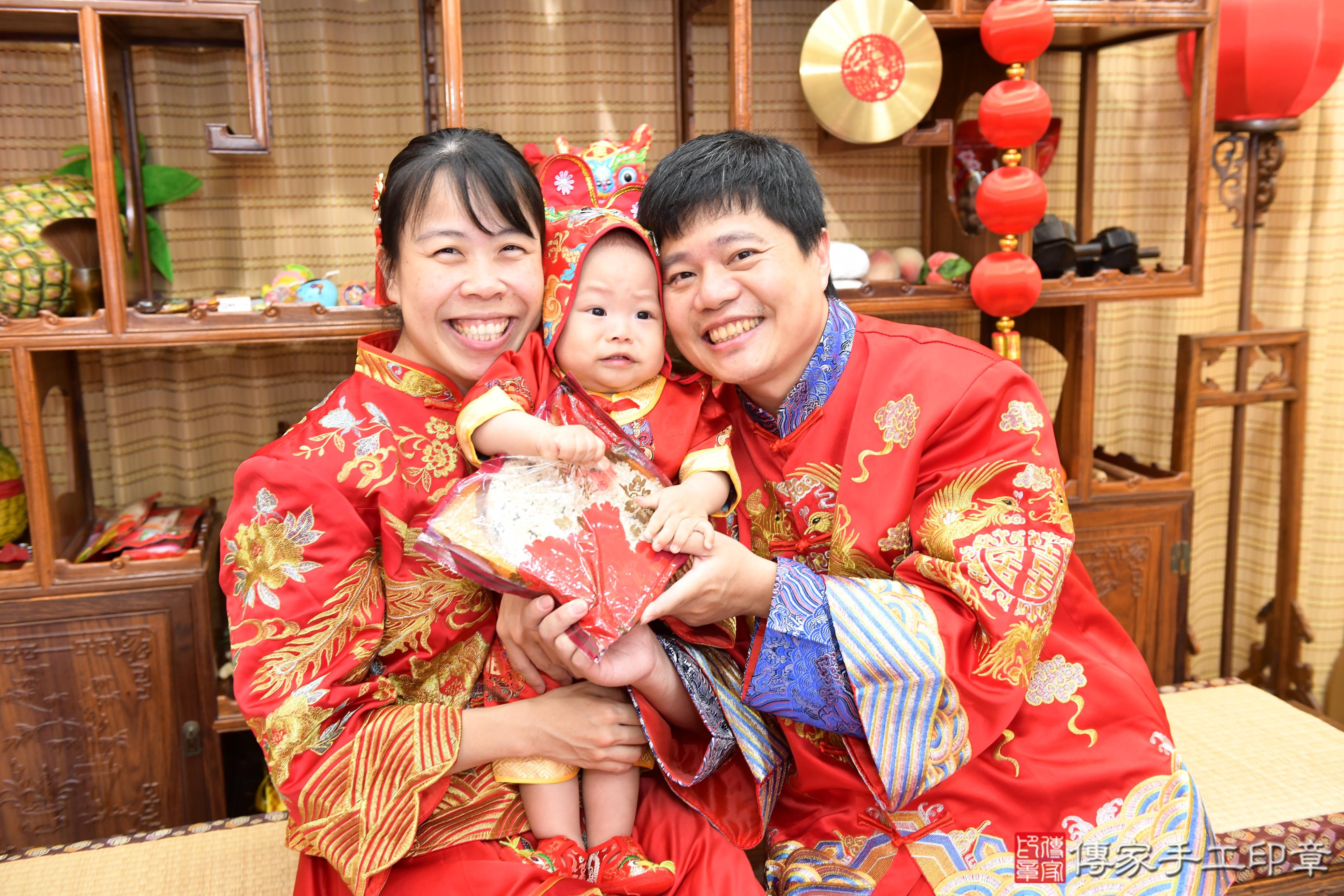 傳家手工印章台南店、抓周、度脺、美式風會場、傳家嬰兒古禮、吉祥話、抓周道具物品24種、拍照。抓周證書。寶寶抓周、滿周歲、生日快樂、祝福 傳家手工印章台南店、抓周、度脺、美式風會場、傳家嬰兒古禮、吉祥話、抓周道具物品24種、拍照。抓周證書。寶寶抓周、滿周歲、生日快樂、祝福