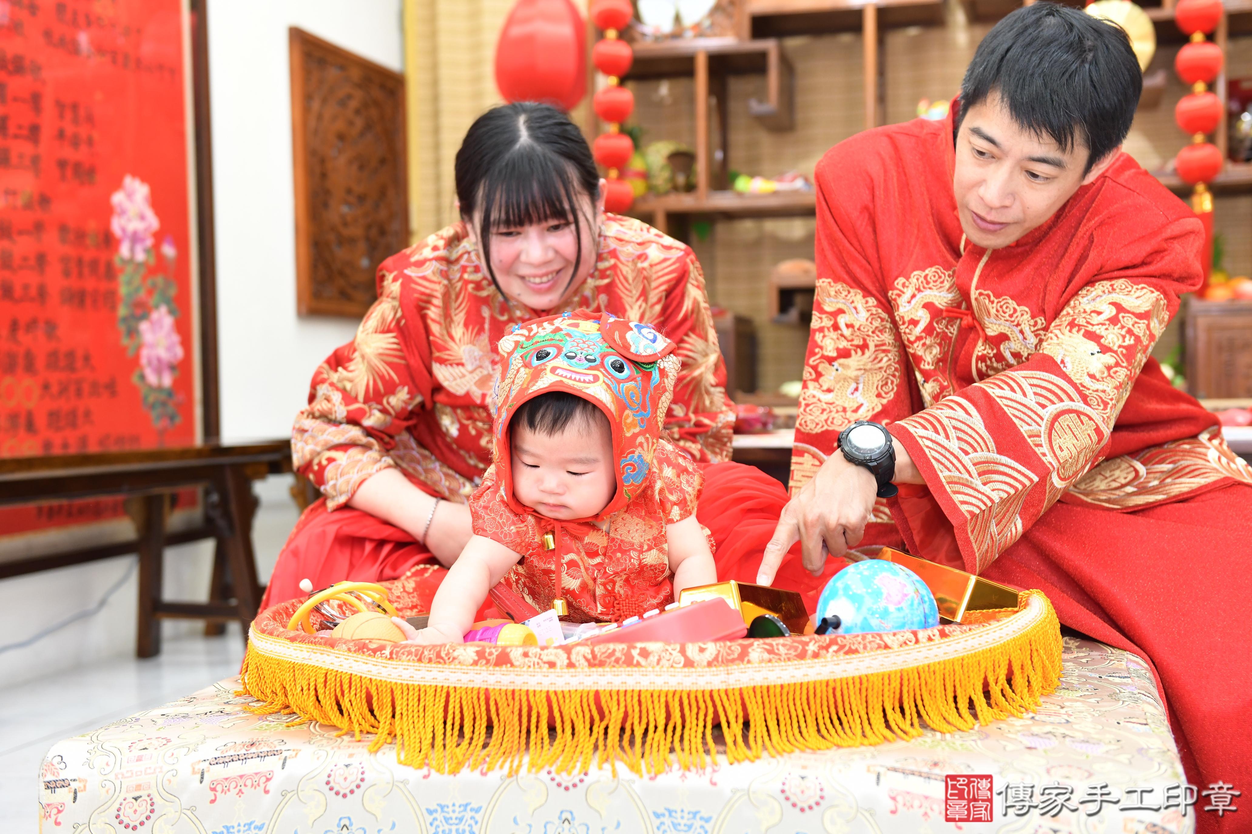 傳家手工印章台南店、抓周、度脺、美式風會場、傳家嬰兒古禮、吉祥話、抓周道具物品24種、拍照。抓周證書。寶寶抓周、滿周歲、生日快樂、祝福 傳家手工印章台南店、抓周、度脺、美式風會場、傳家嬰兒古禮、吉祥話、抓周道具物品24種、拍照。抓周證書。寶寶抓周、滿周歲、生日快樂、祝福