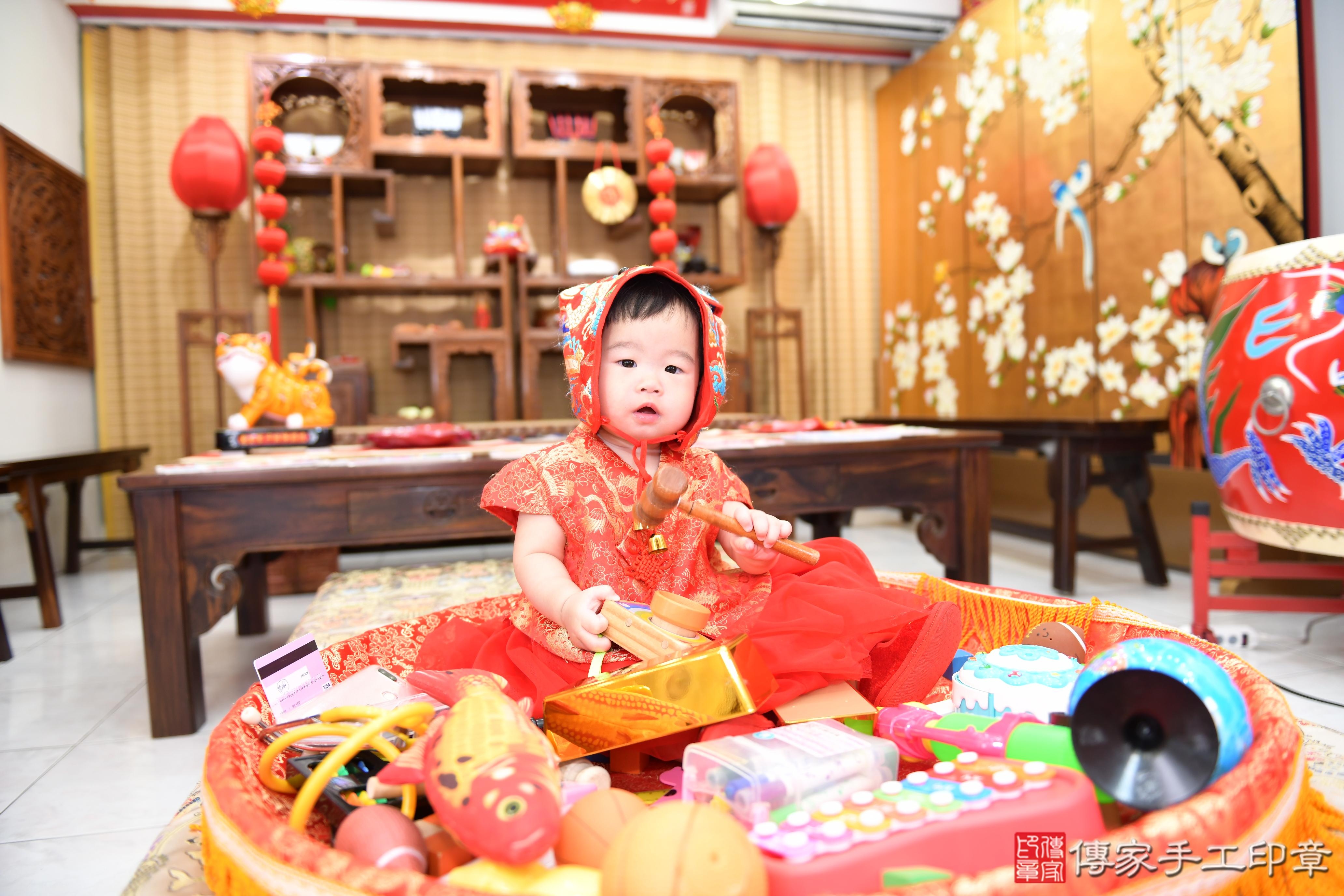 傳家手工印章台南店、抓周、度脺、美式風會場、傳家嬰兒古禮、吉祥話、抓周道具物品24種、拍照。抓周證書。寶寶抓周、滿周歲、生日快樂、祝福 傳家手工印章台南店、抓周、度脺、美式風會場、傳家嬰兒古禮、吉祥話、抓周道具物品24種、拍照。抓周證書。寶寶抓周、滿周歲、生日快樂、祝福