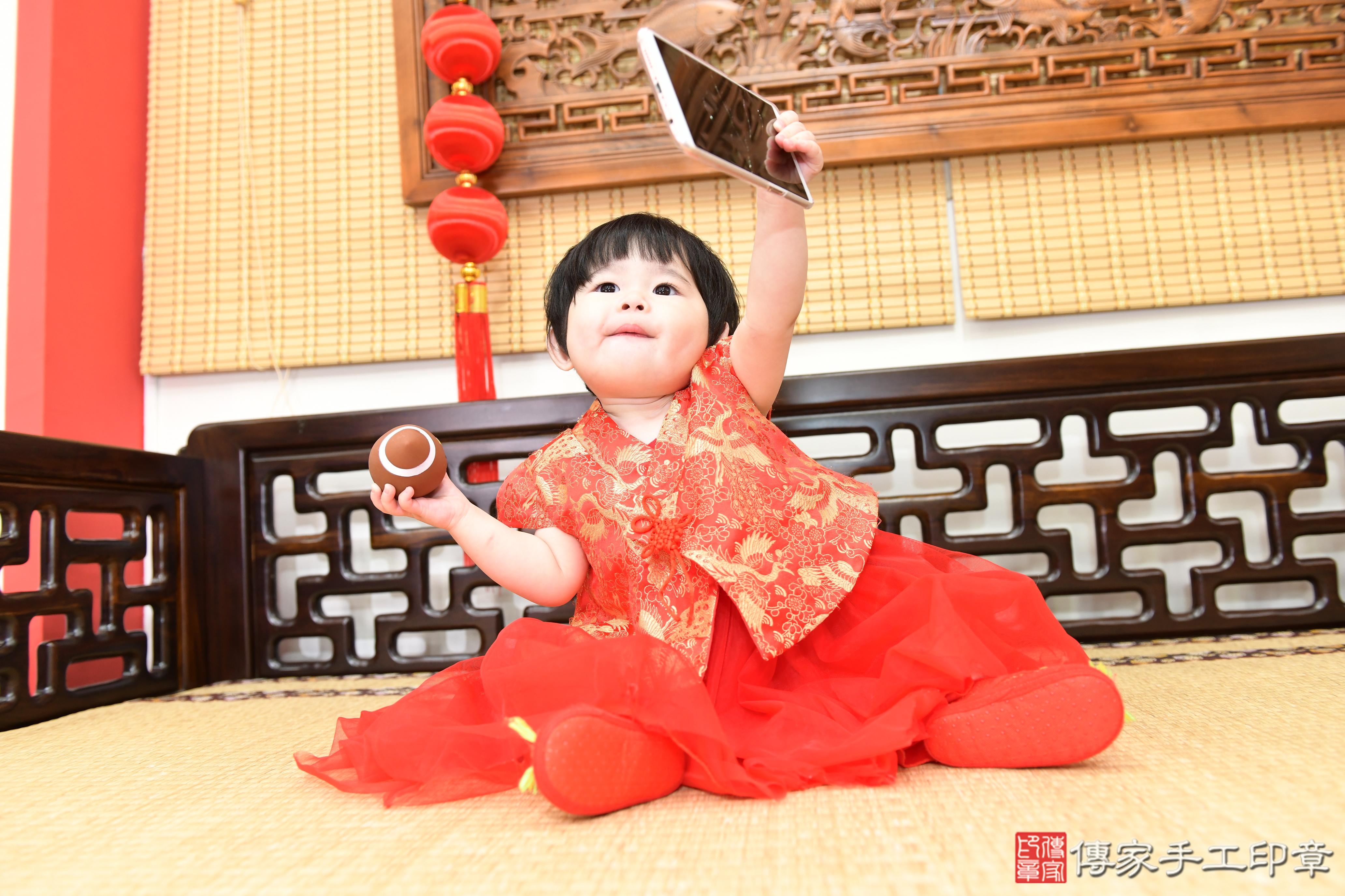 傳家手工印章台南店、抓周、度脺、美式風會場、傳家嬰兒古禮、吉祥話、抓周道具物品24種、拍照。抓周證書。寶寶抓周、滿周歲、生日快樂、祝福