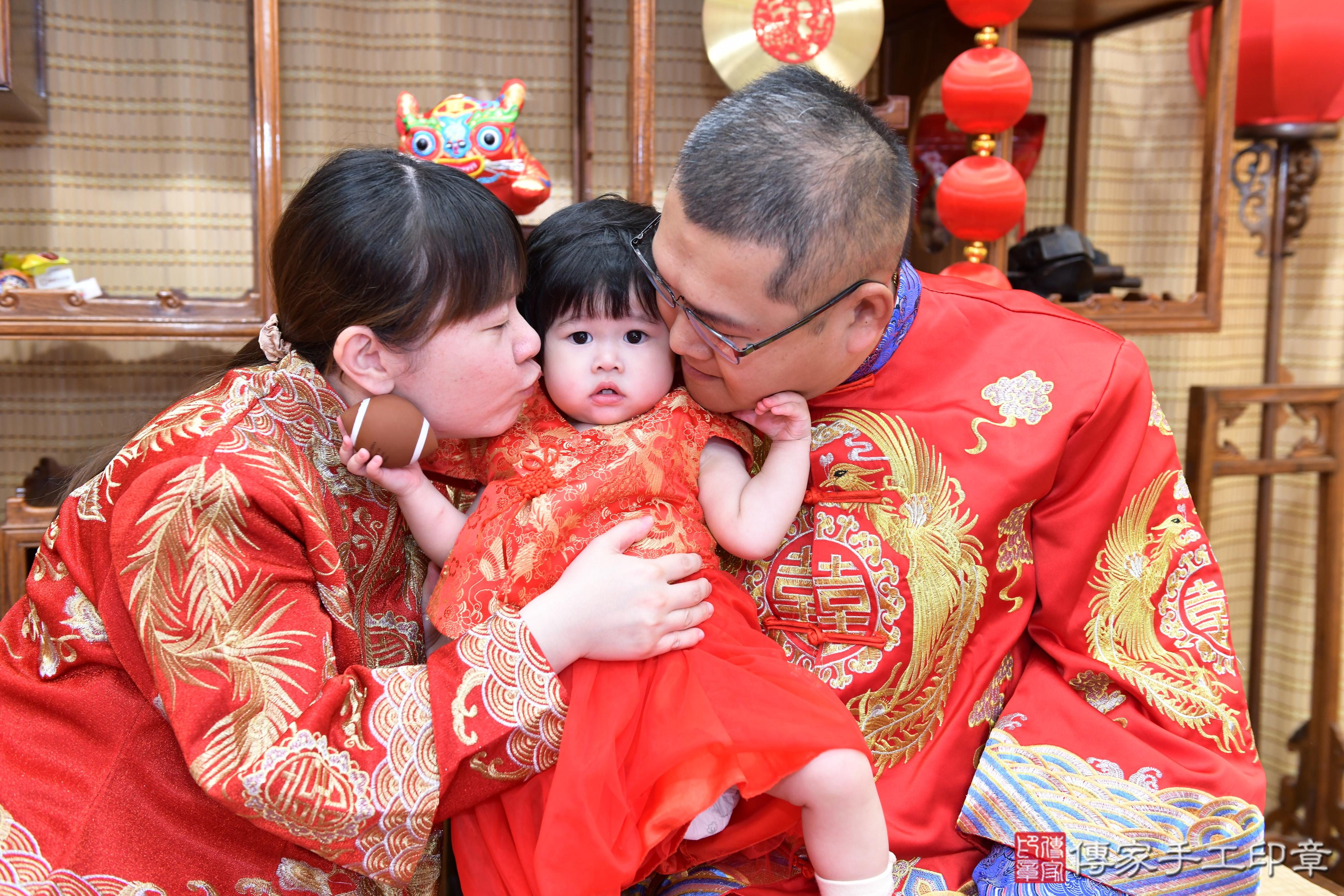 傳家手工印章台南店、抓周、度脺、美式風會場、傳家嬰兒古禮、吉祥話、抓周道具物品24種、拍照。抓周證書。寶寶抓周、滿周歲、生日快樂、祝福