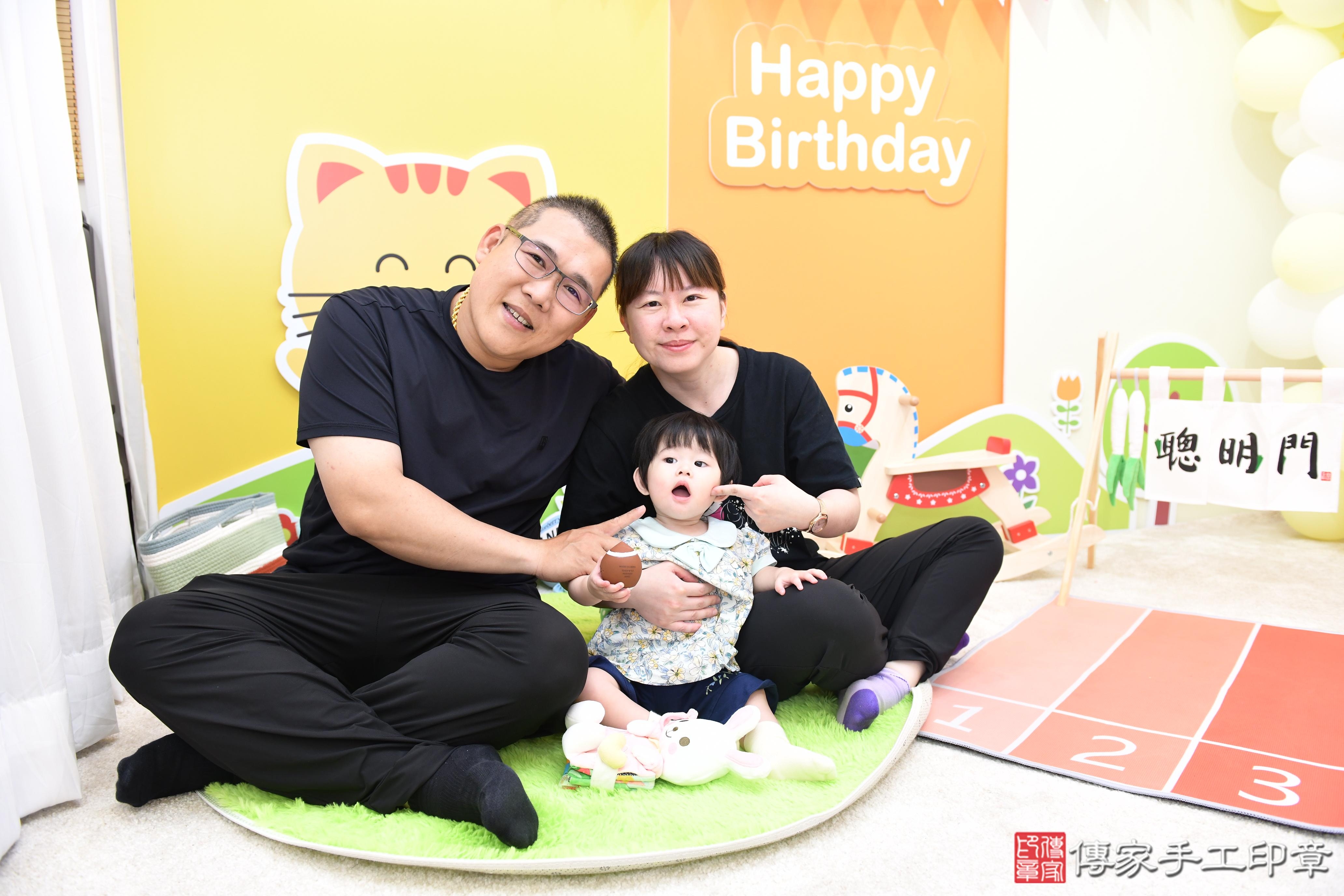 傳家手工印章台南店、抓周、度脺、美式風會場、傳家嬰兒古禮、吉祥話、抓周道具物品24種、拍照。抓周證書。寶寶抓周、滿周歲、生日快樂、祝福