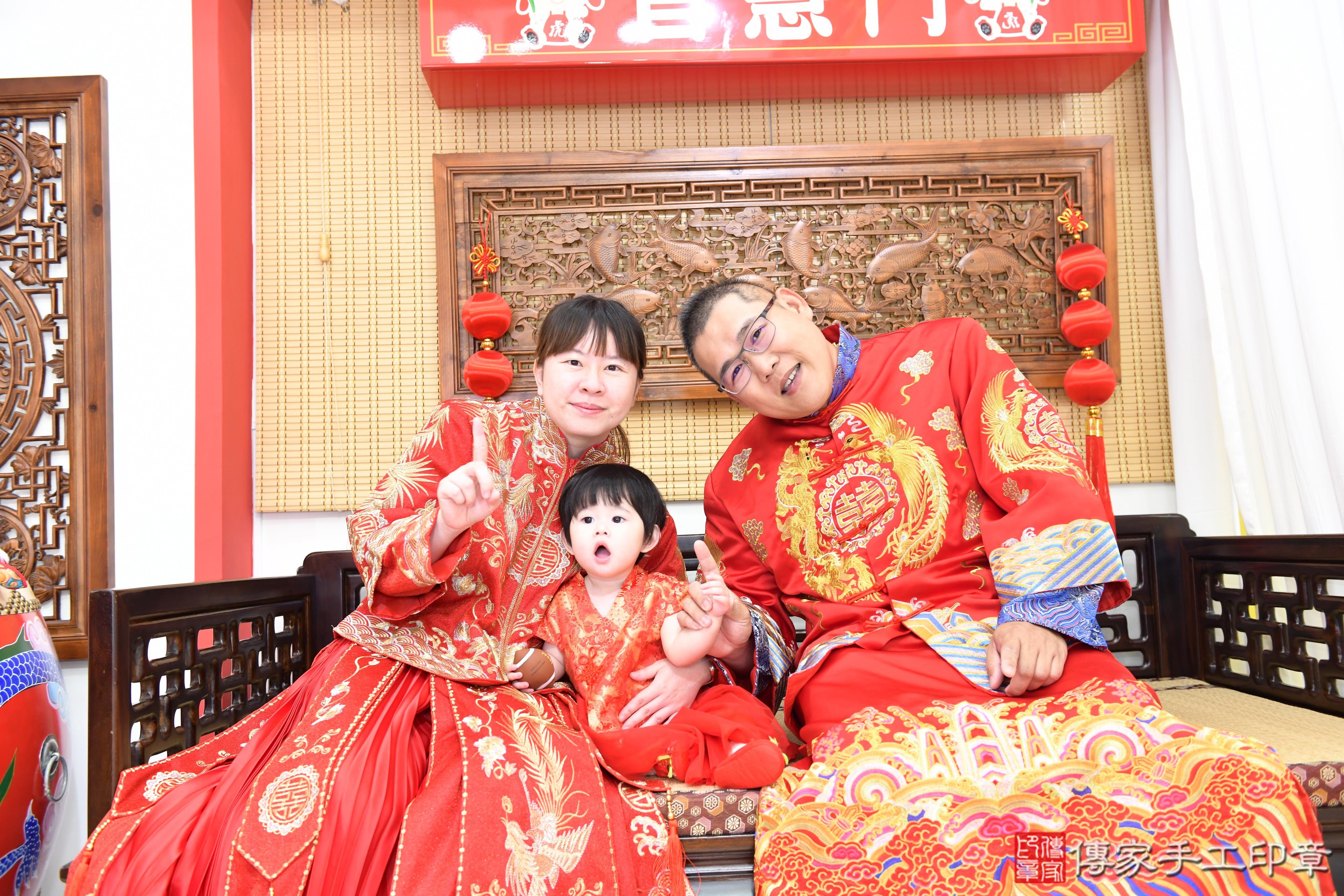 傳家手工印章台南店、抓周、度脺、美式風會場、傳家嬰兒古禮、吉祥話、抓周道具物品24種、拍照。抓周證書。寶寶抓周、滿周歲、生日快樂、祝福