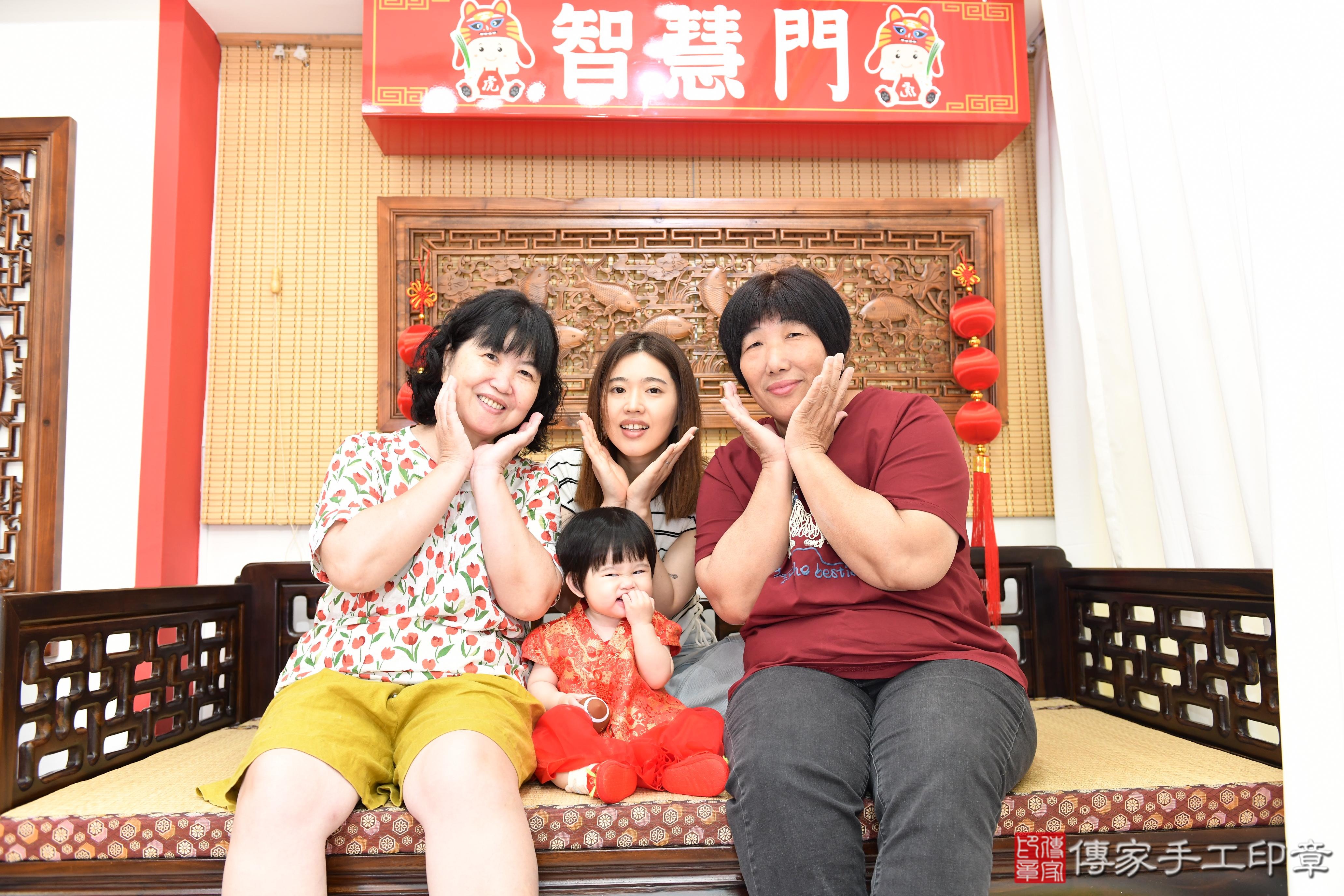 傳家手工印章台南店、抓周、度脺、美式風會場、傳家嬰兒古禮、吉祥話、抓周道具物品24種、拍照。抓周證書。寶寶抓周、滿周歲、生日快樂、祝福