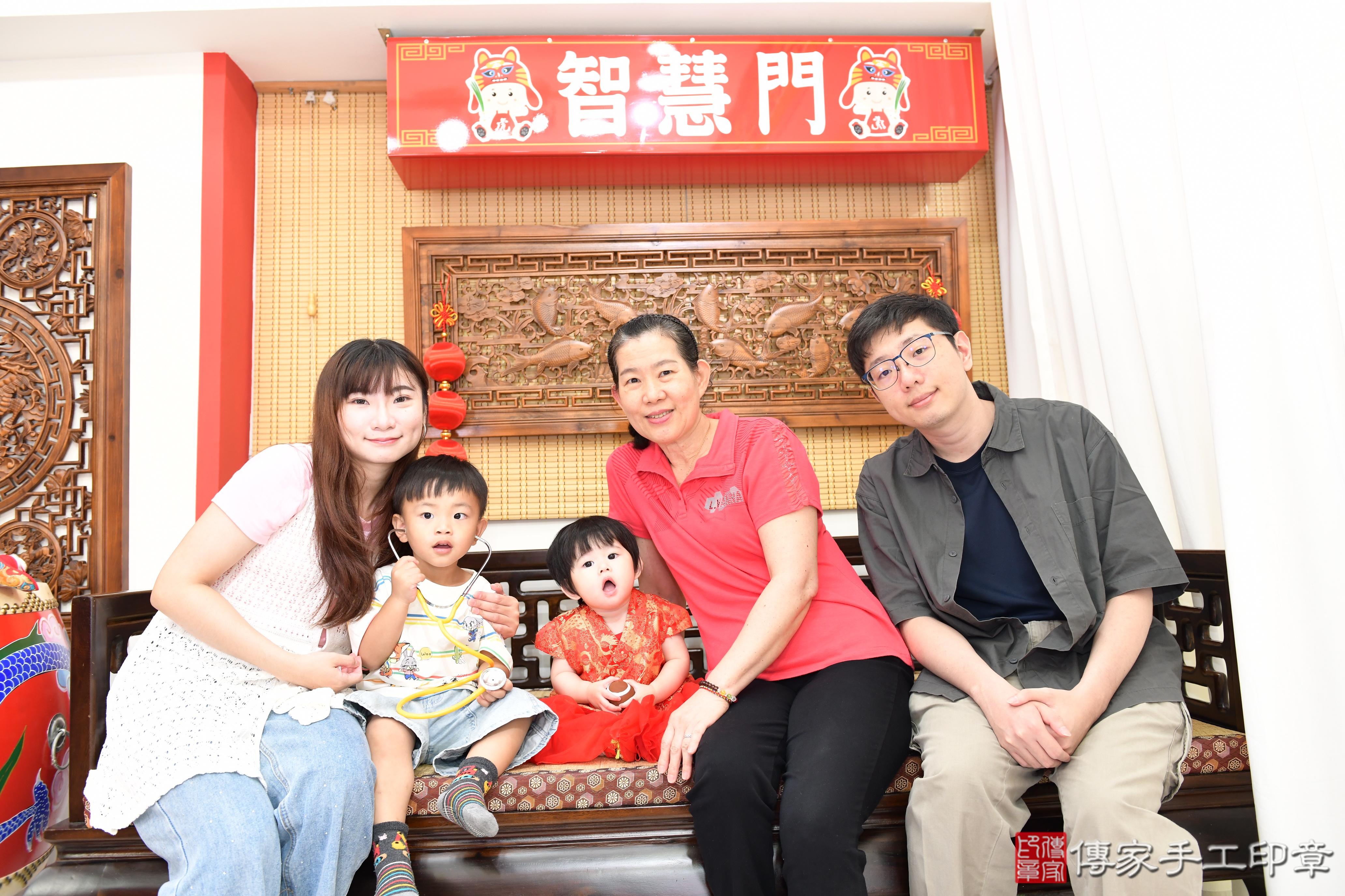 傳家手工印章台南店、抓周、度脺、美式風會場、傳家嬰兒古禮、吉祥話、抓周道具物品24種、拍照。抓周證書。寶寶抓周、滿周歲、生日快樂、祝福
