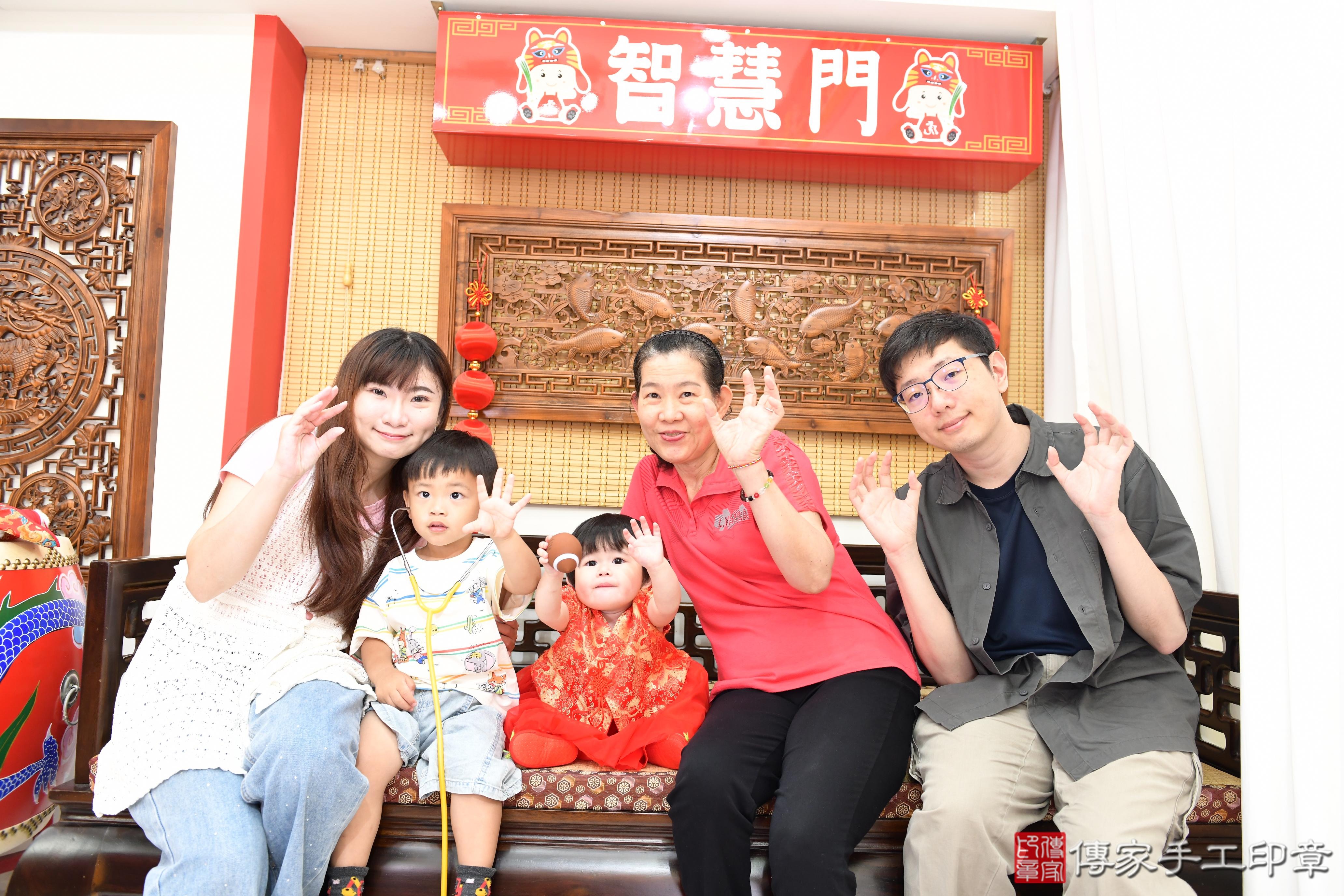 傳家手工印章台南店、抓周、度脺、美式風會場、傳家嬰兒古禮、吉祥話、抓周道具物品24種、拍照。抓周證書。寶寶抓周、滿周歲、生日快樂、祝福