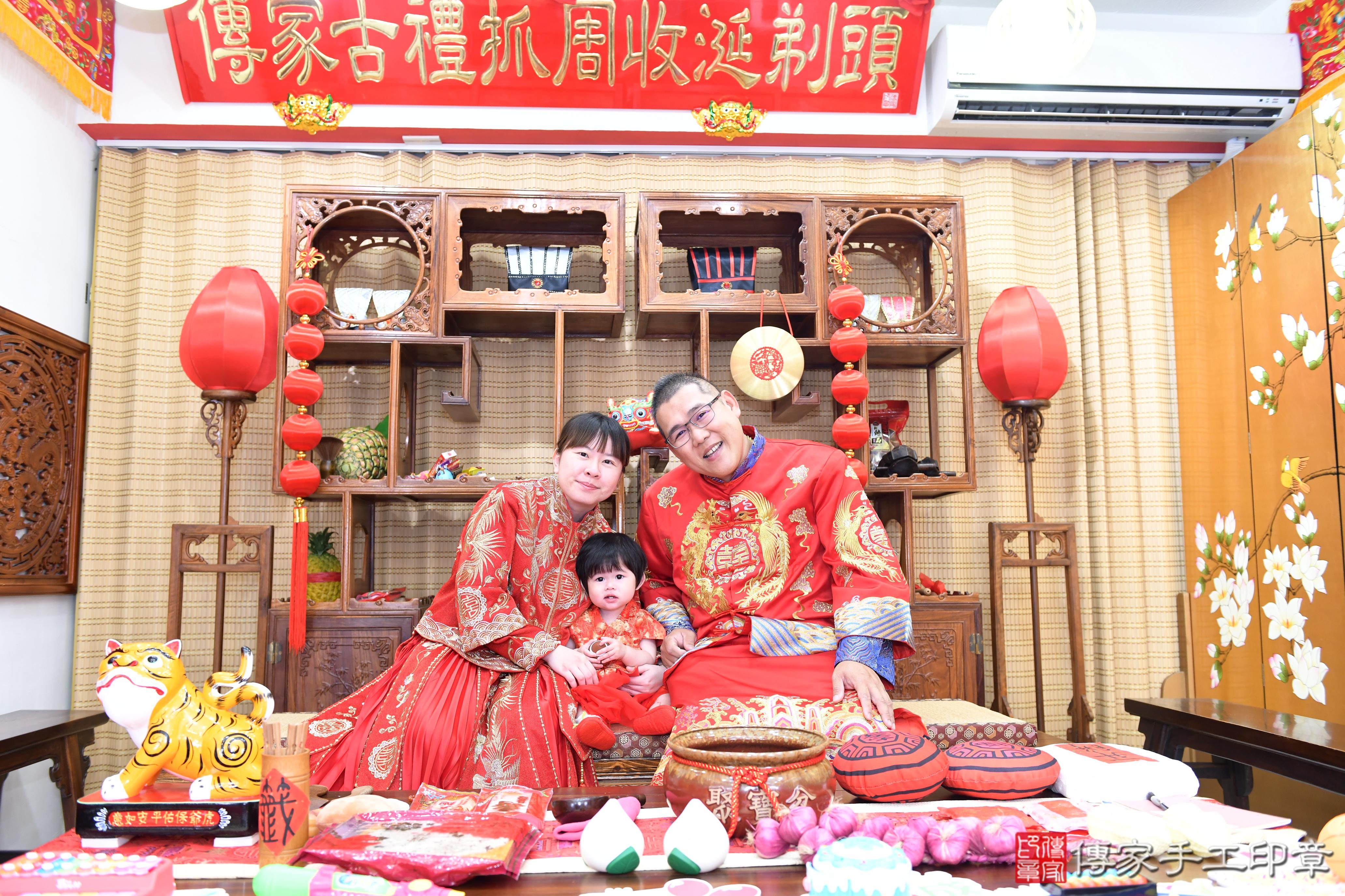 傳家手工印章台南店、抓周、度脺、美式風會場、傳家嬰兒古禮、吉祥話、抓周道具物品24種、拍照。抓周證書。寶寶抓周、滿周歲、生日快樂、祝福